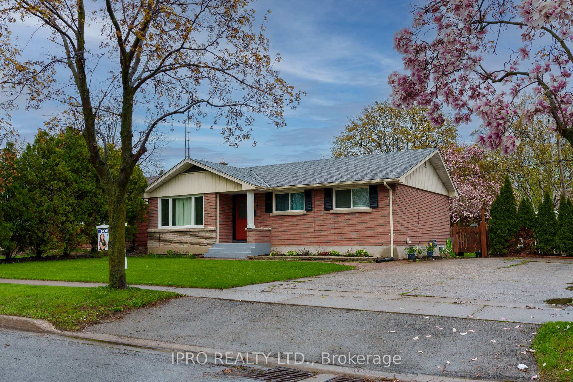 Photo 1 of 424 Bunting Road W, St. Catharines, Carlton/Bunting — HOMEH