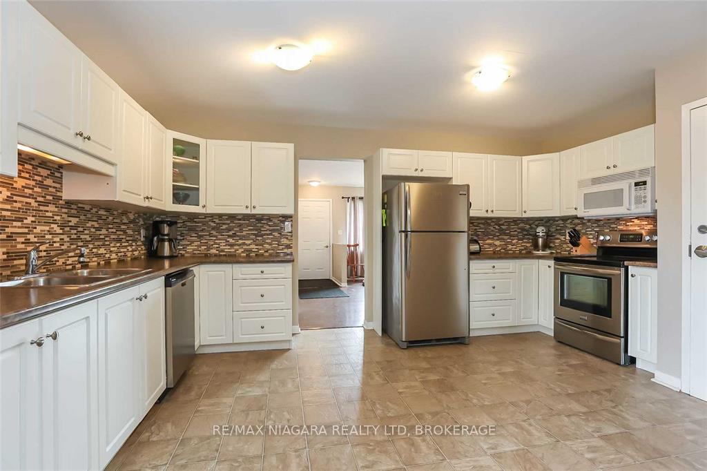 Photo 3 of 41 Meadowvale Drive, St. Catharines, Lakeport — HOMEH
