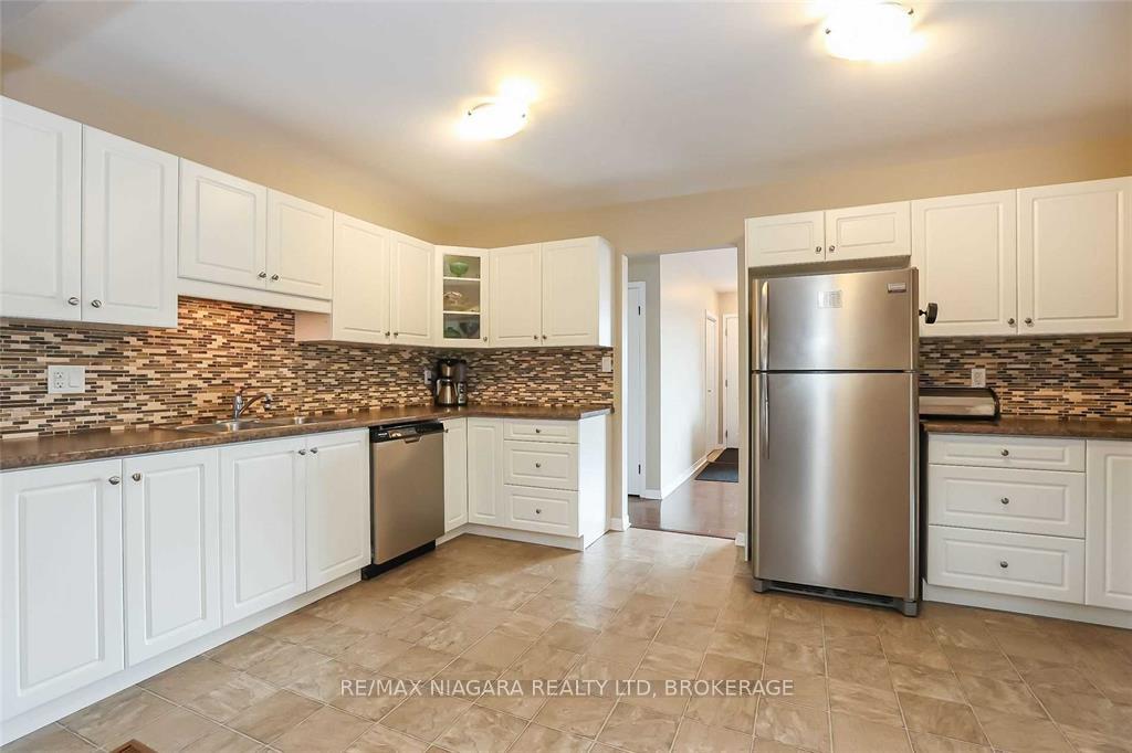 Photo 4 of 41 Meadowvale Drive, St. Catharines, Lakeport — HOMEH