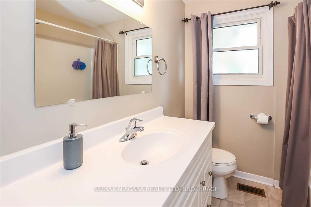 Photo 13 of 41 Meadowvale Drive, St. Catharines, Lakeport — HOMEH