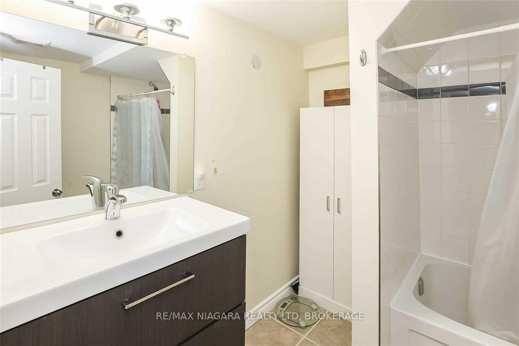 Photo 23 of 41 Meadowvale Drive, St. Catharines, Lakeport — HOMEH