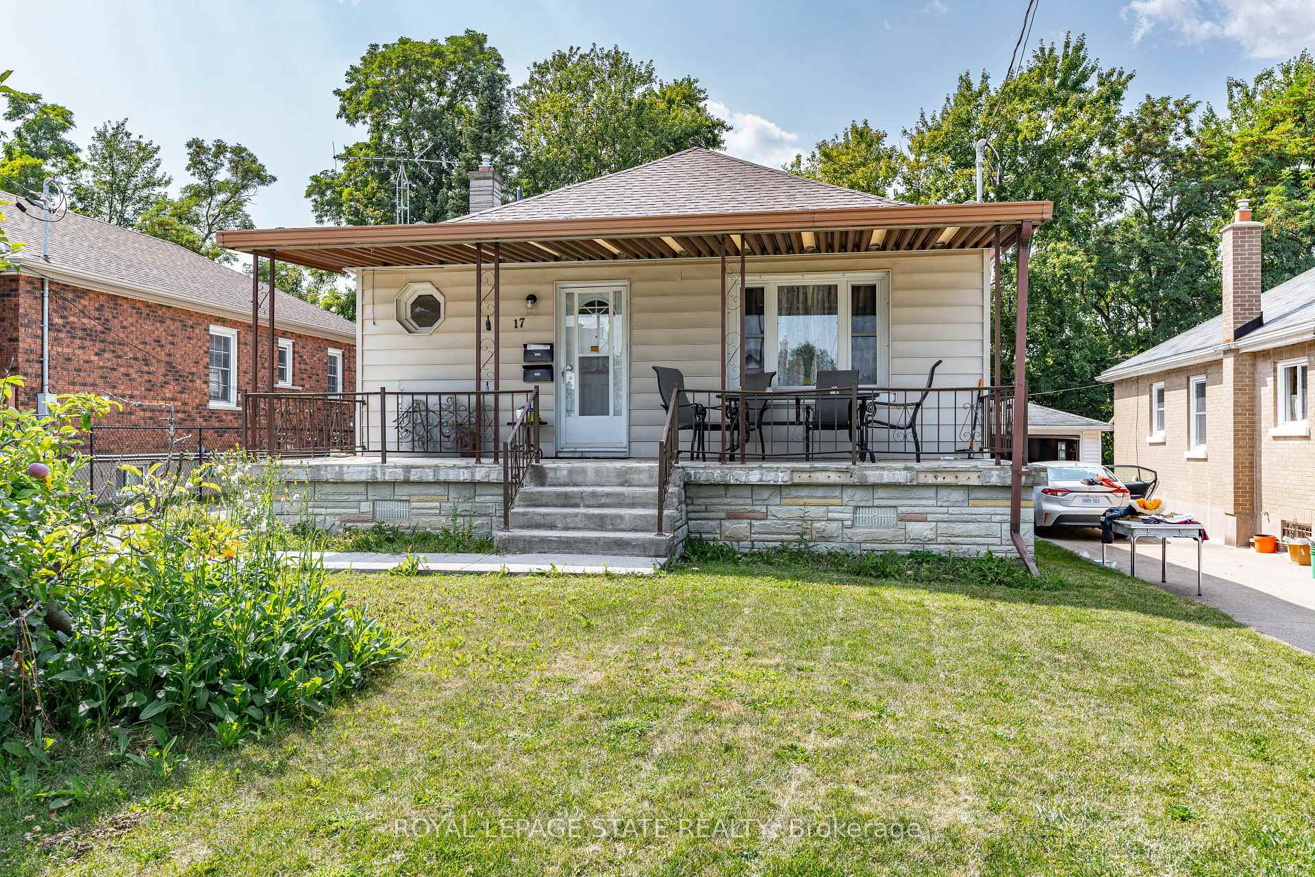 Photo 2 of 17 Prestwick Avenue, St. Catharines, Oakdale — HOMEH