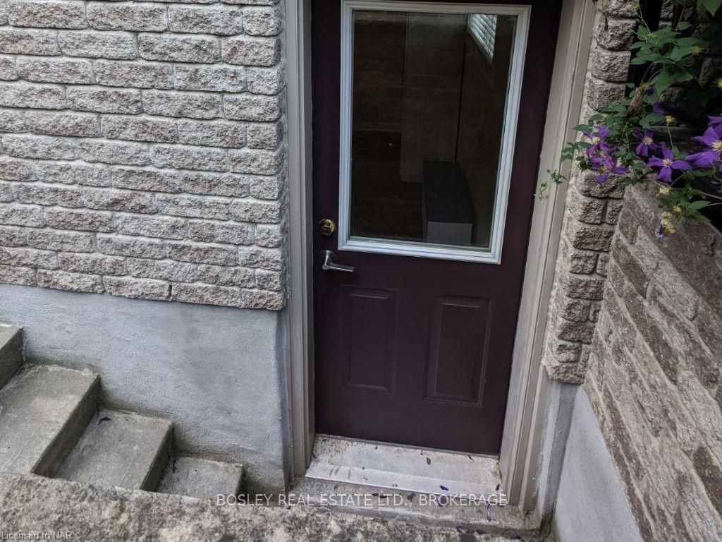 Photo 3 of 11 Matthews Court, St. Catharines, Rykert/Vansickle — HOMEH