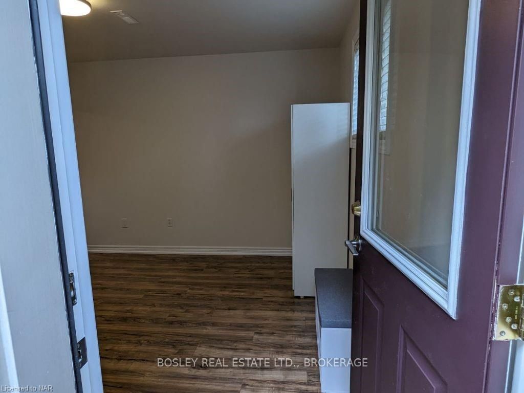 Photo 4 of 11 Matthews Court, St. Catharines, Rykert/Vansickle — HOMEH