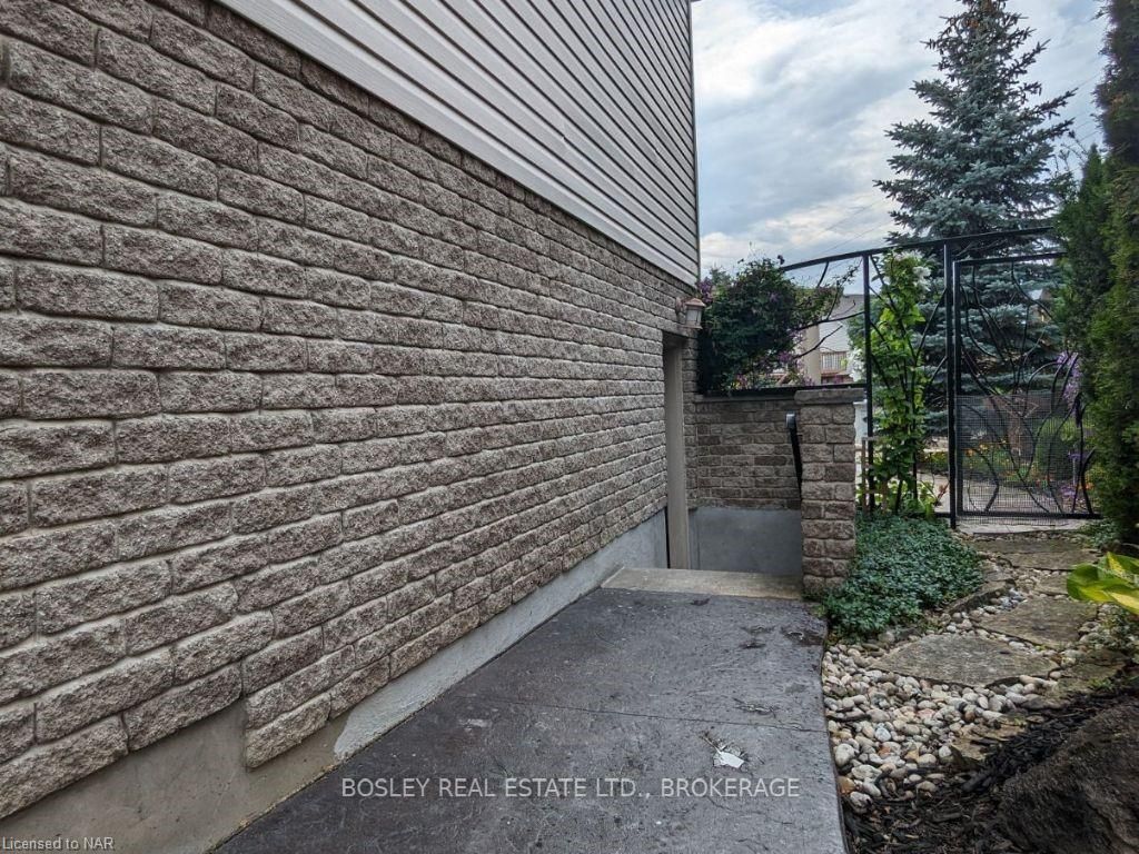 Photo 17 of 11 Matthews Court, St. Catharines, Rykert/Vansickle — HOMEH