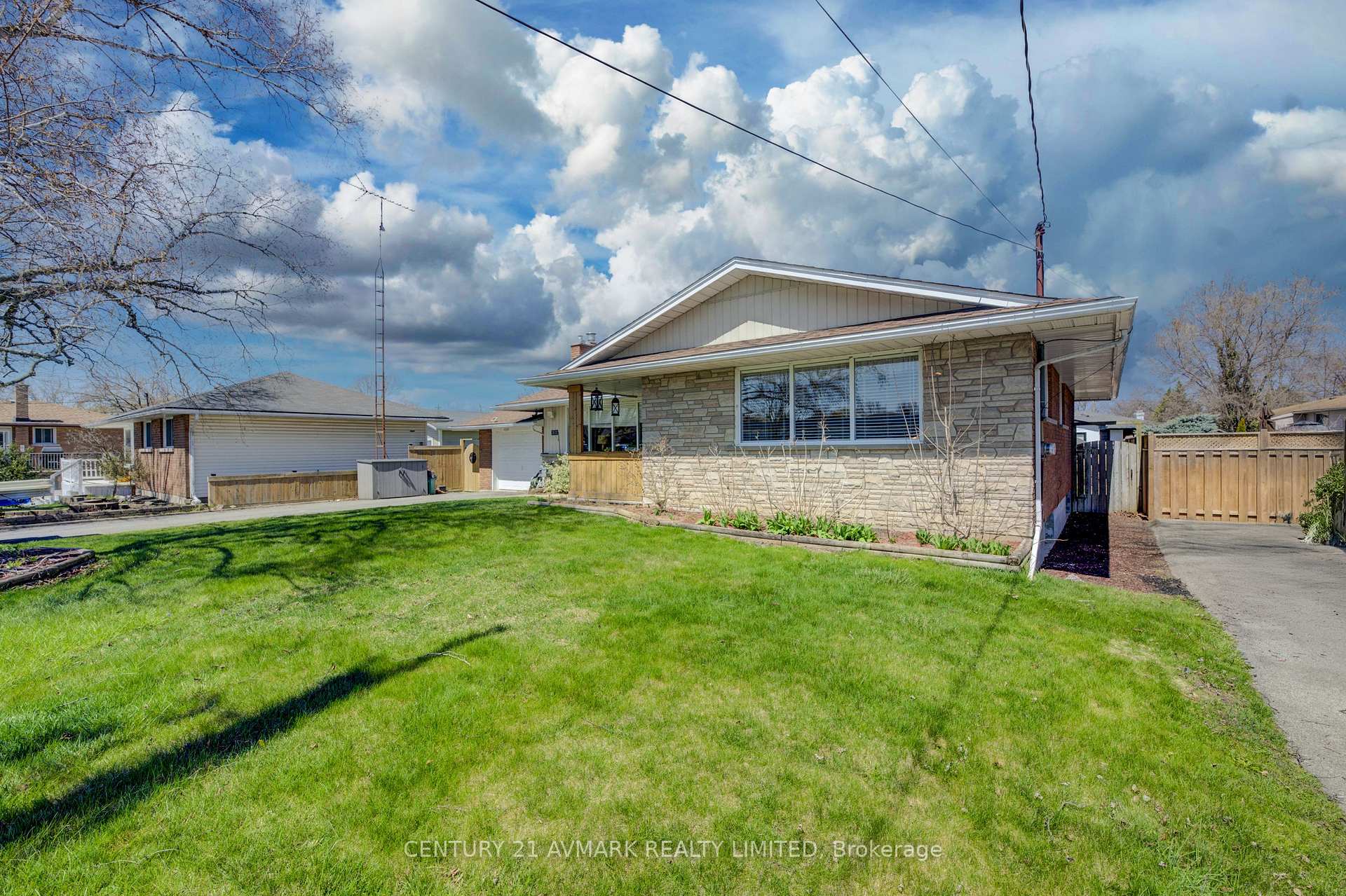 Photo 3 of 273 Lakeshore Road, St. Catharines, Lakeshore — HOMEH