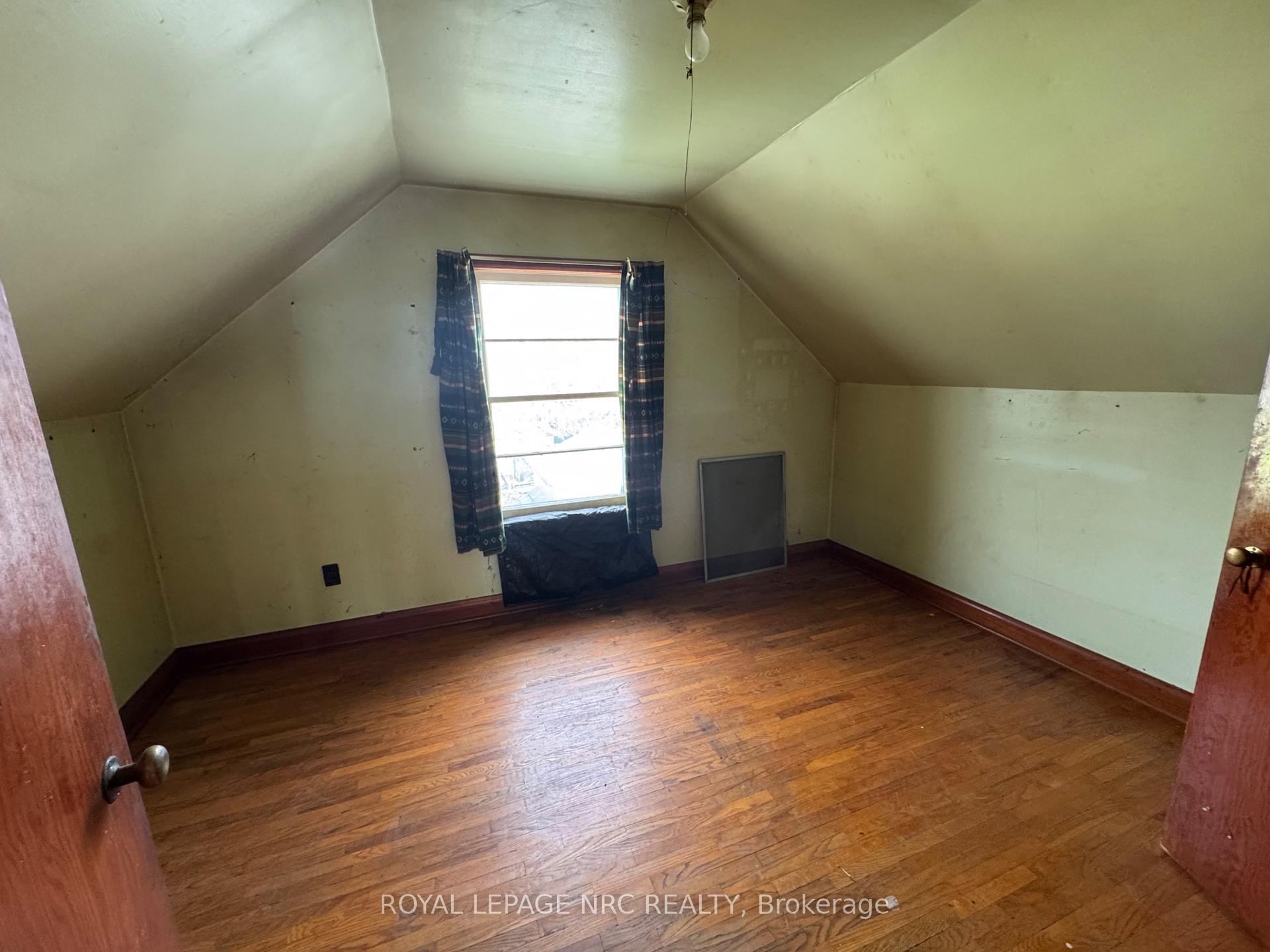 Photo 10 of 3 Eastbourne Avenue, St. Catharines, Facer — HOMEH