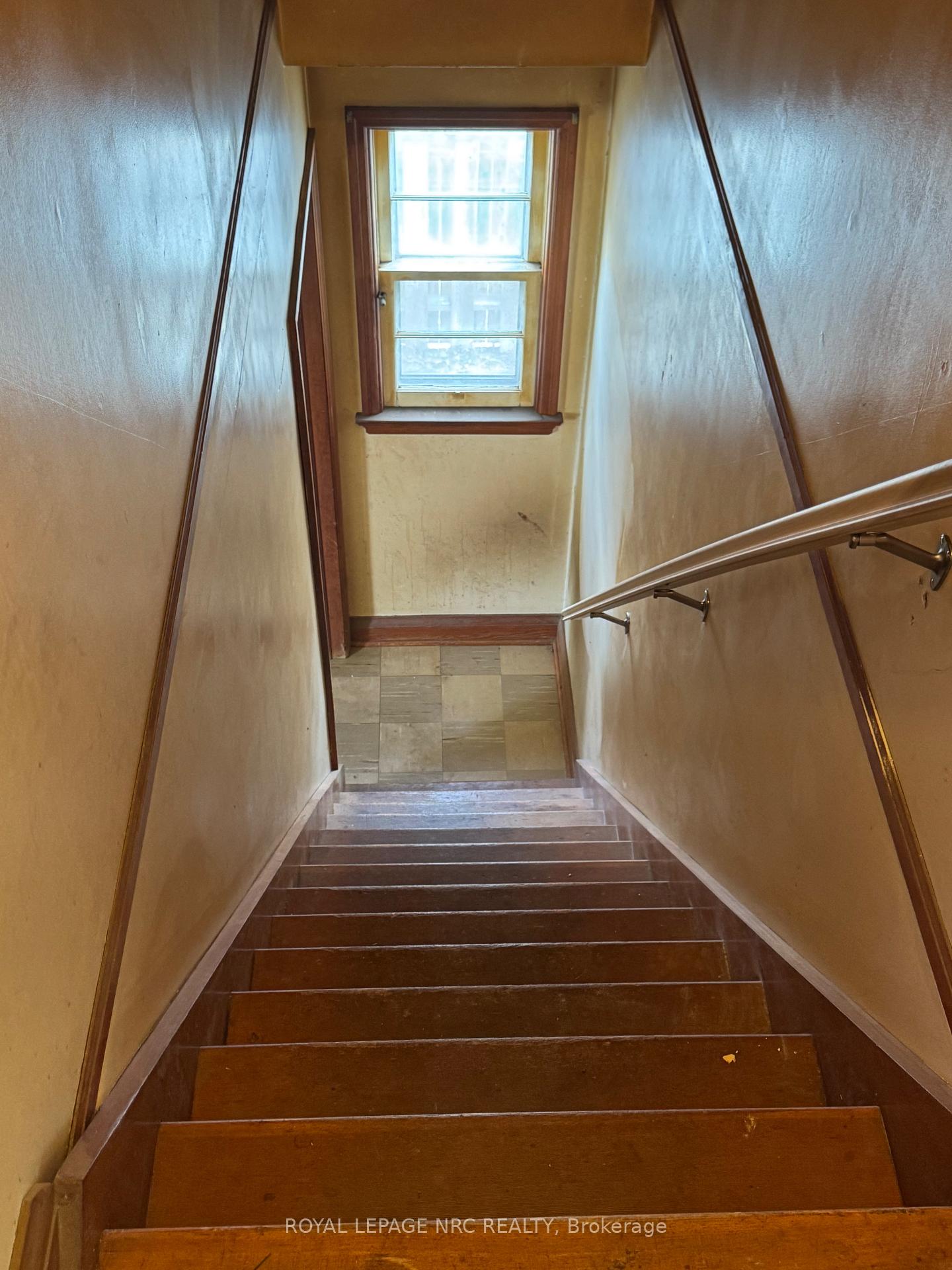 Photo 11 of 3 Eastbourne Avenue, St. Catharines, Facer — HOMEH