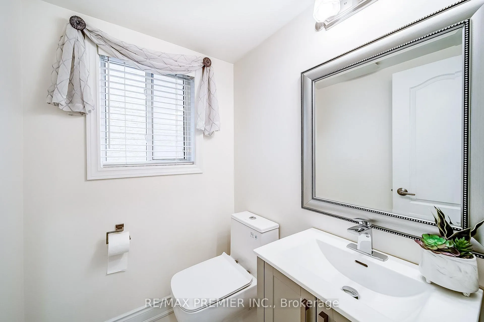 Photo 10 of 22 Canvasback Drive, Vaughan, Vellore Village — HOMEH