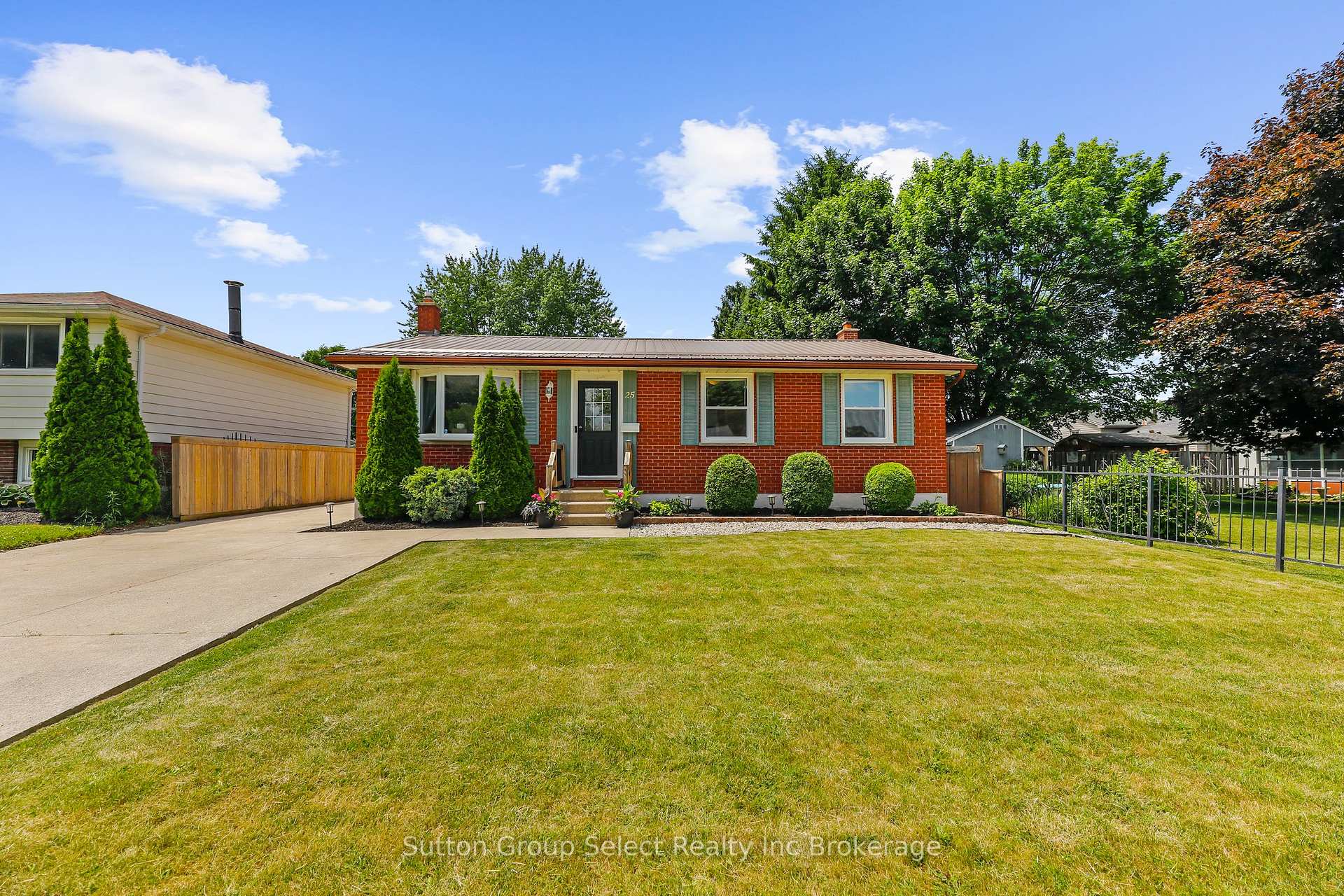 Photo 2 of 25 Laurier Road, St. Thomas — HOMEH