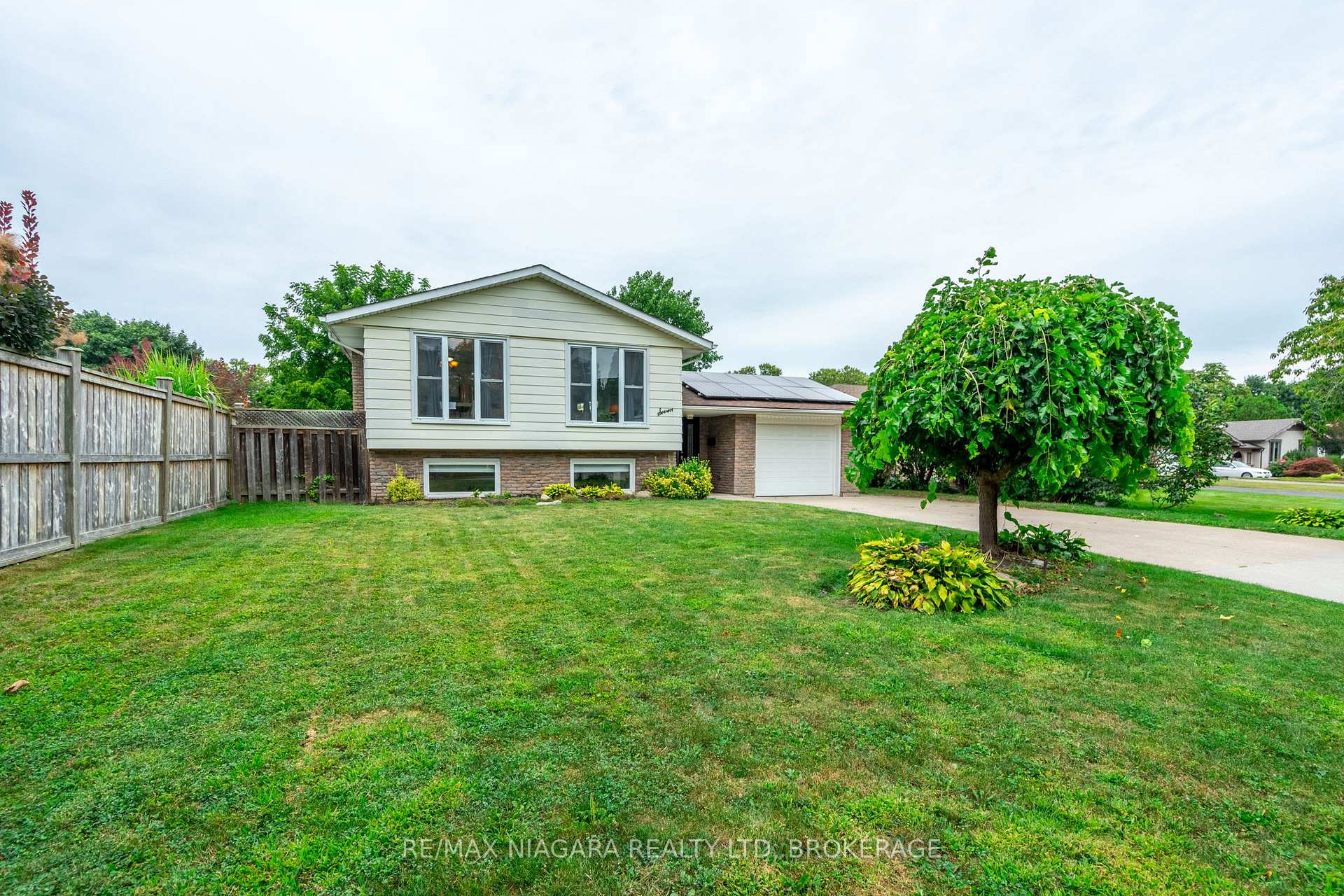 Photo 1 of 7 Royal Oak Drive, St. Catharines, Martindale Pond — HOMEH