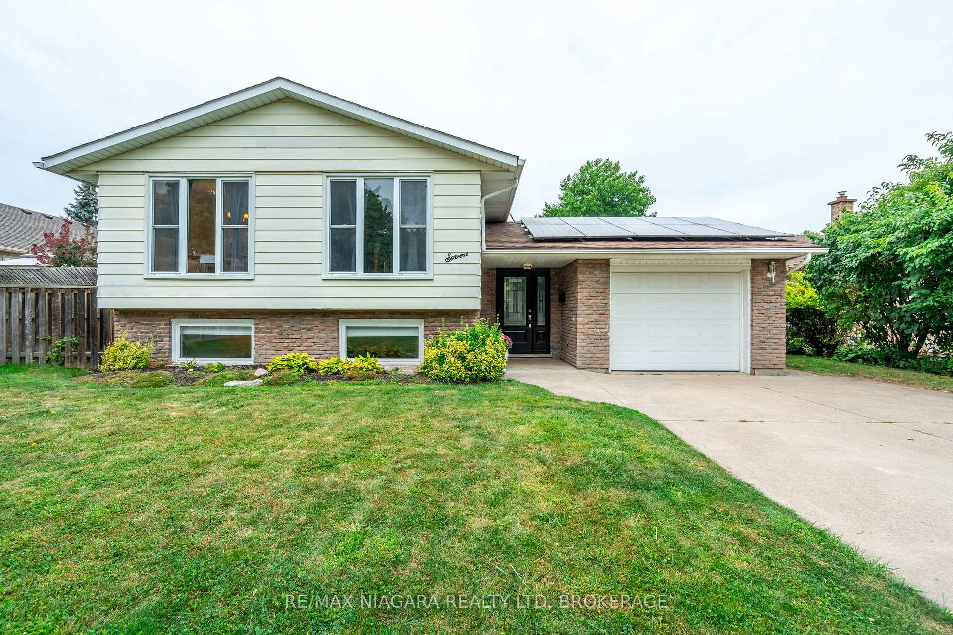 Photo 2 of 7 Royal Oak Drive, St. Catharines, Martindale Pond — HOMEH