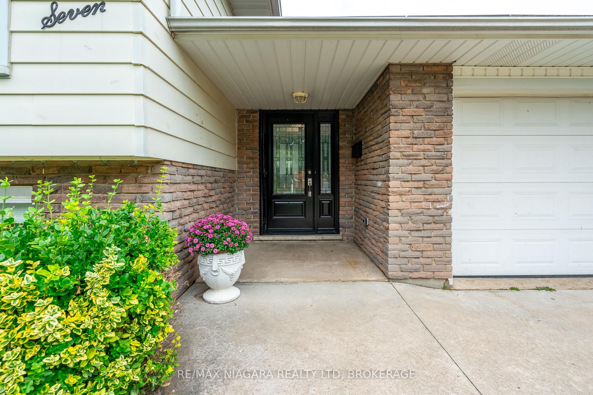 Photo 4 of 7 Royal Oak Drive, St. Catharines, Martindale Pond — HOMEH