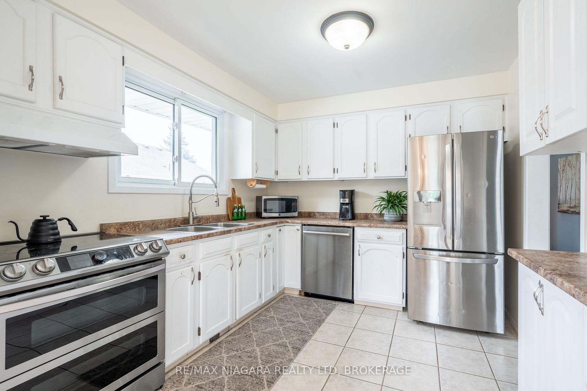 Photo 9 of 7 Royal Oak Drive, St. Catharines, Martindale Pond — HOMEH