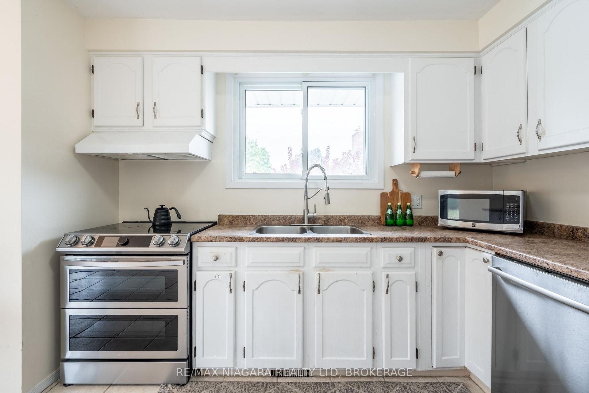 Photo 10 of 7 Royal Oak Drive, St. Catharines, Martindale Pond — HOMEH