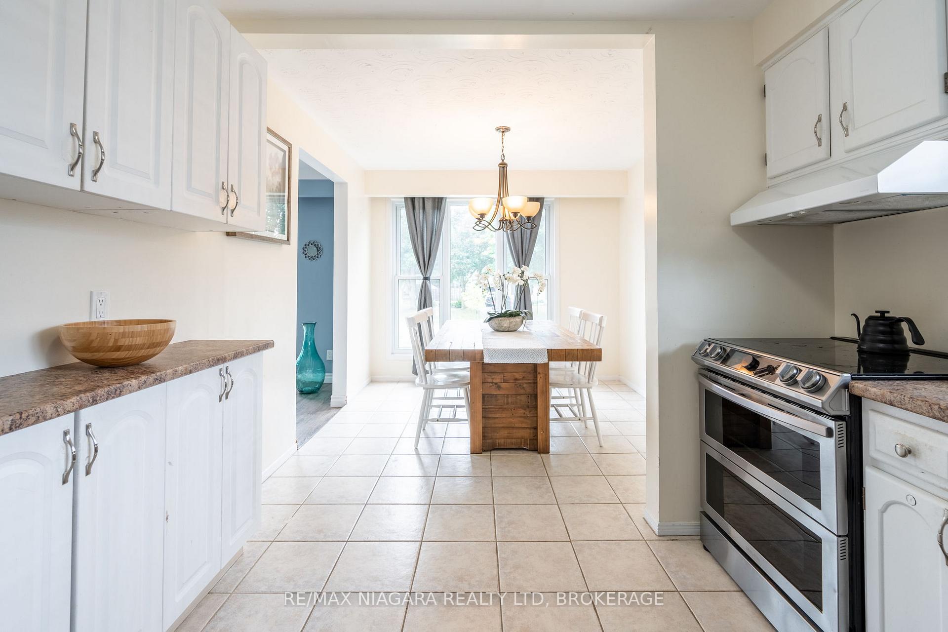 Photo 11 of 7 Royal Oak Drive, St. Catharines, Martindale Pond — HOMEH