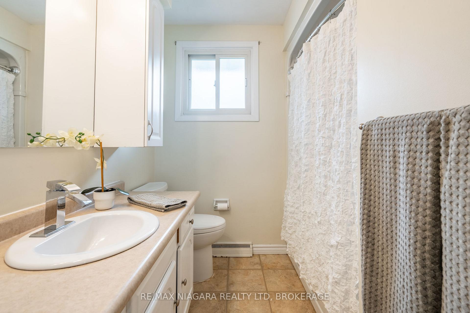 Photo 14 of 7 Royal Oak Drive, St. Catharines, Martindale Pond — HOMEH