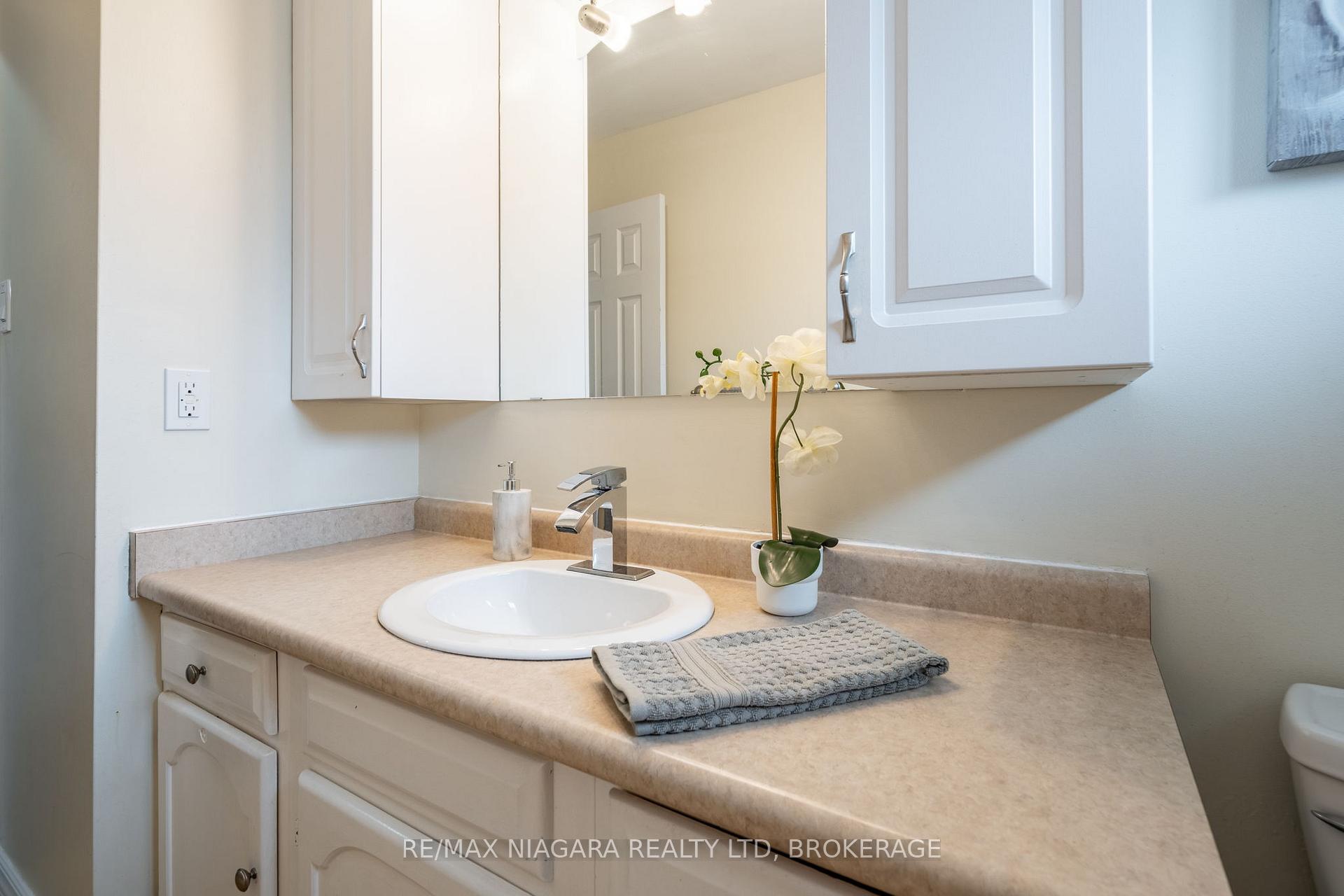 Photo 15 of 7 Royal Oak Drive, St. Catharines, Martindale Pond — HOMEH