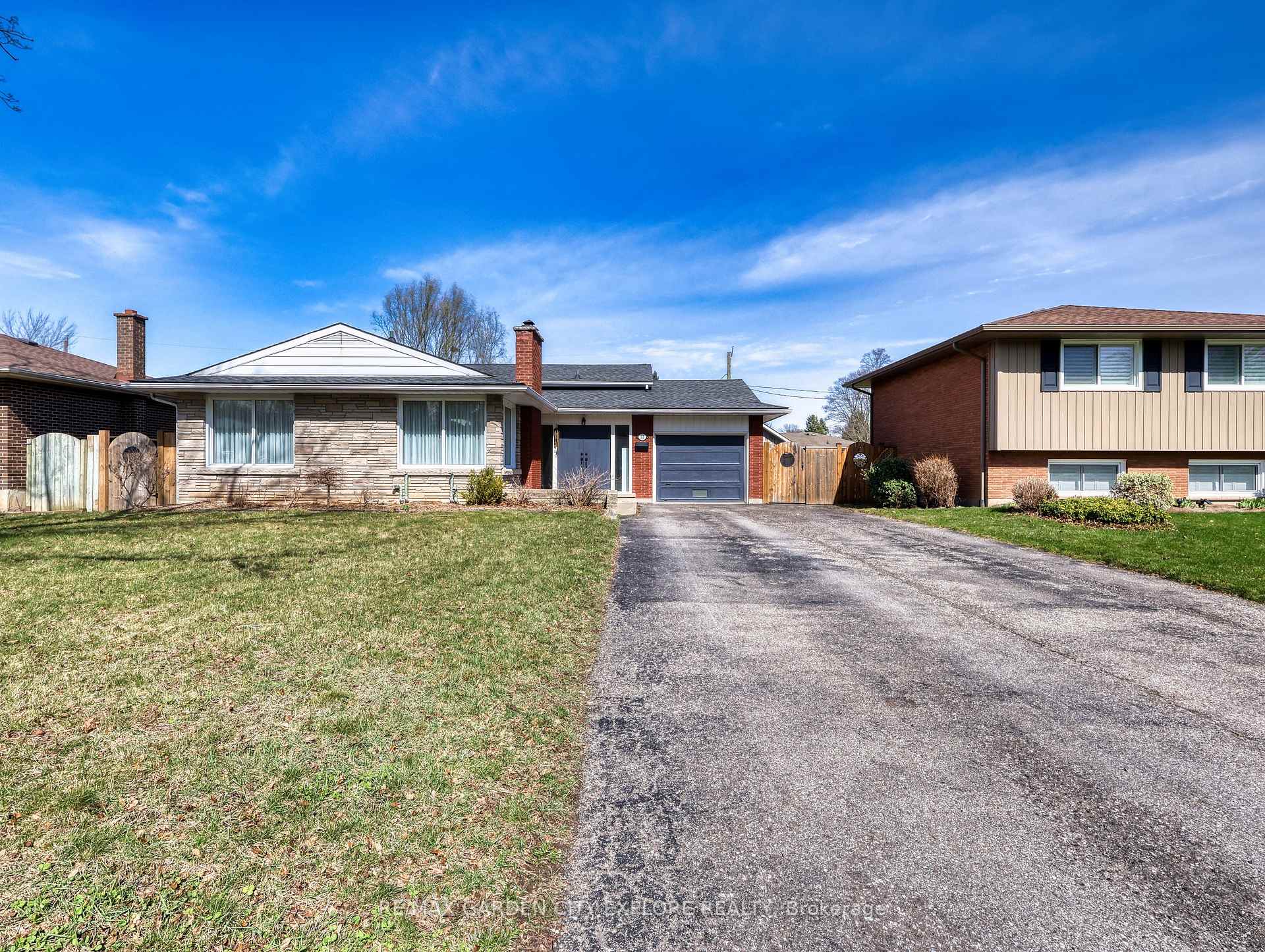 Photo 2 of 12 Frontenac Drive, St. Catharines, Vine/Linwell — HOMEH