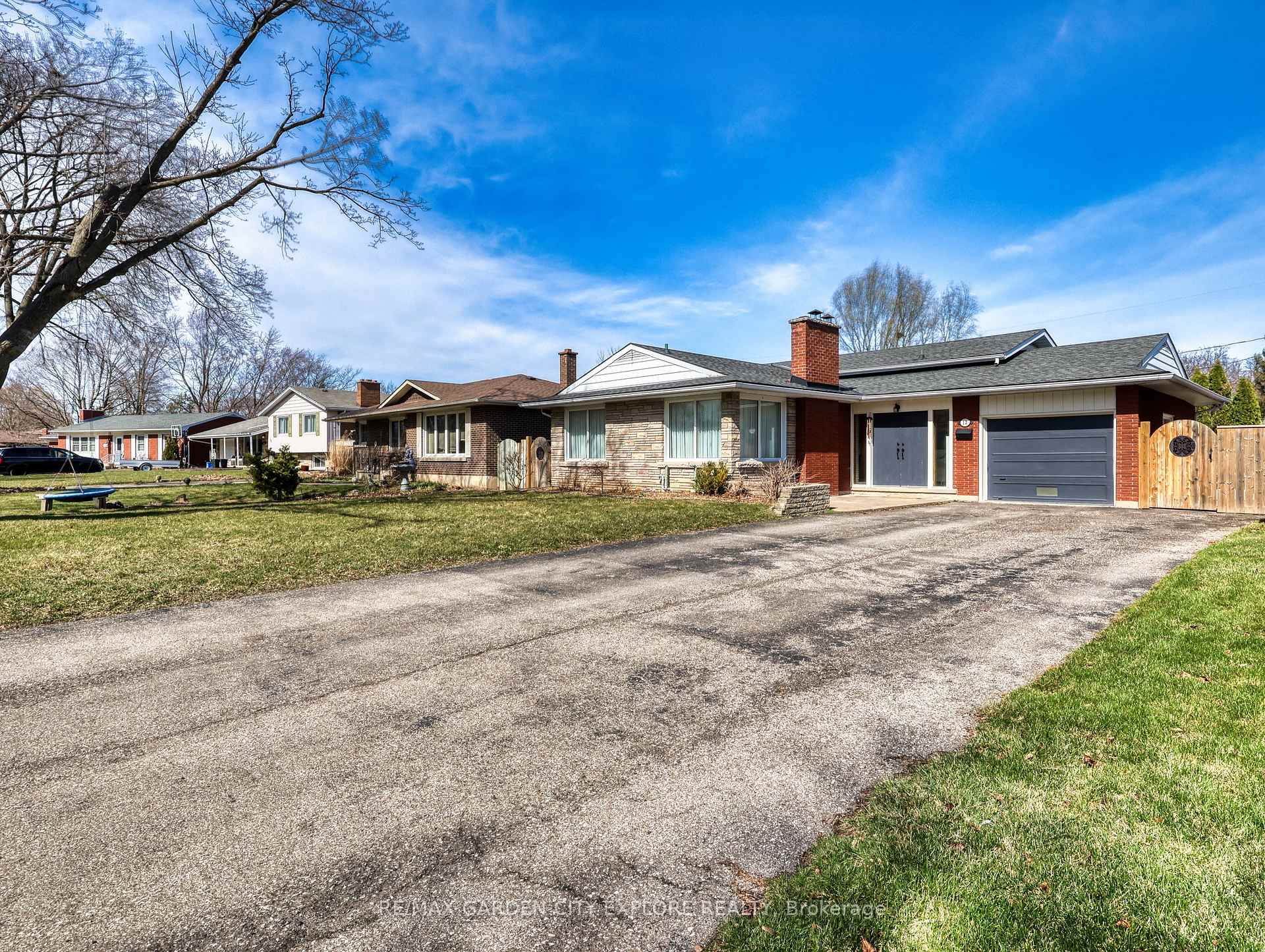 Photo 3 of 12 Frontenac Drive, St. Catharines, Vine/Linwell — HOMEH