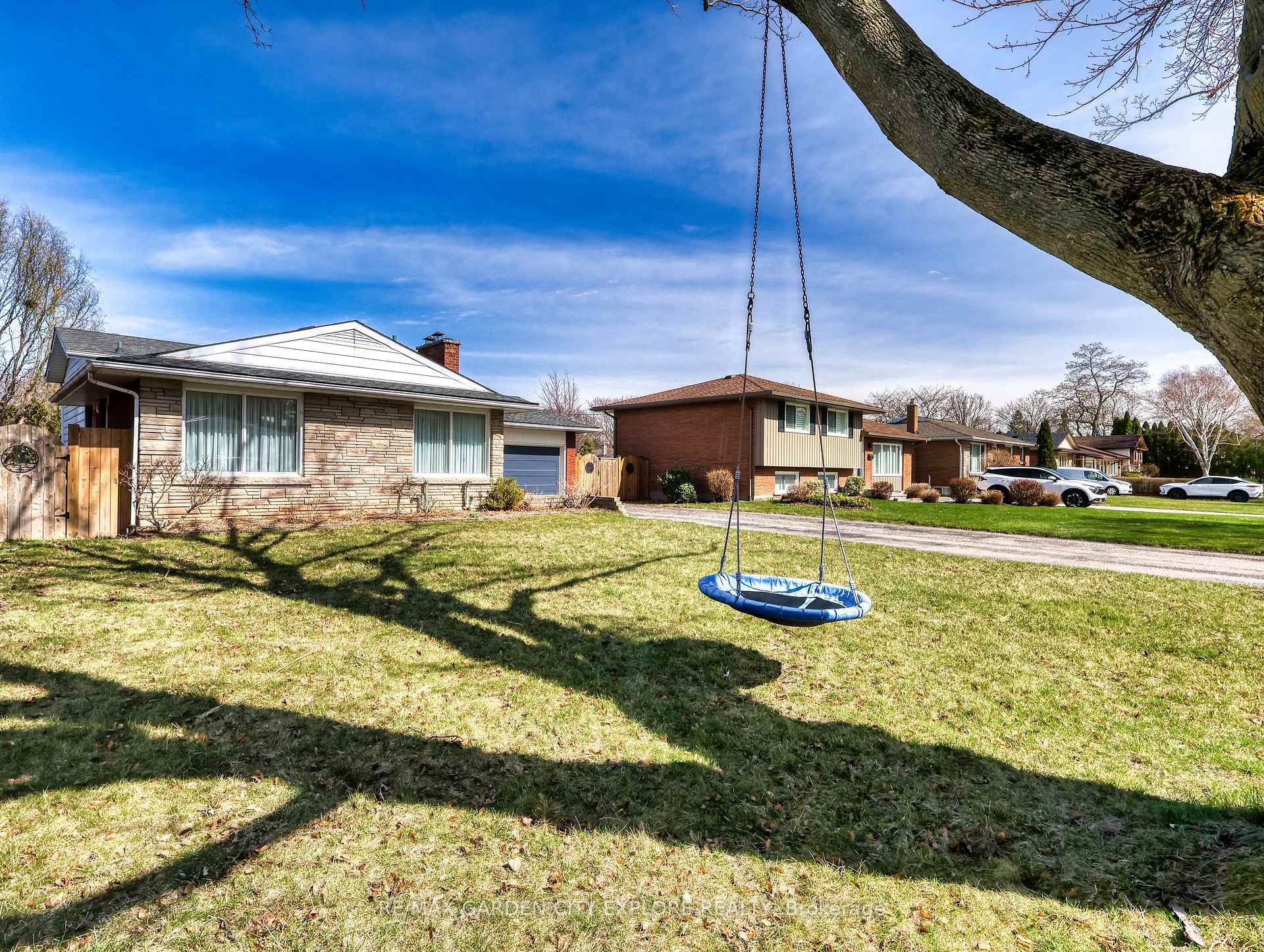 Photo 4 of 12 Frontenac Drive, St. Catharines, Vine/Linwell — HOMEH