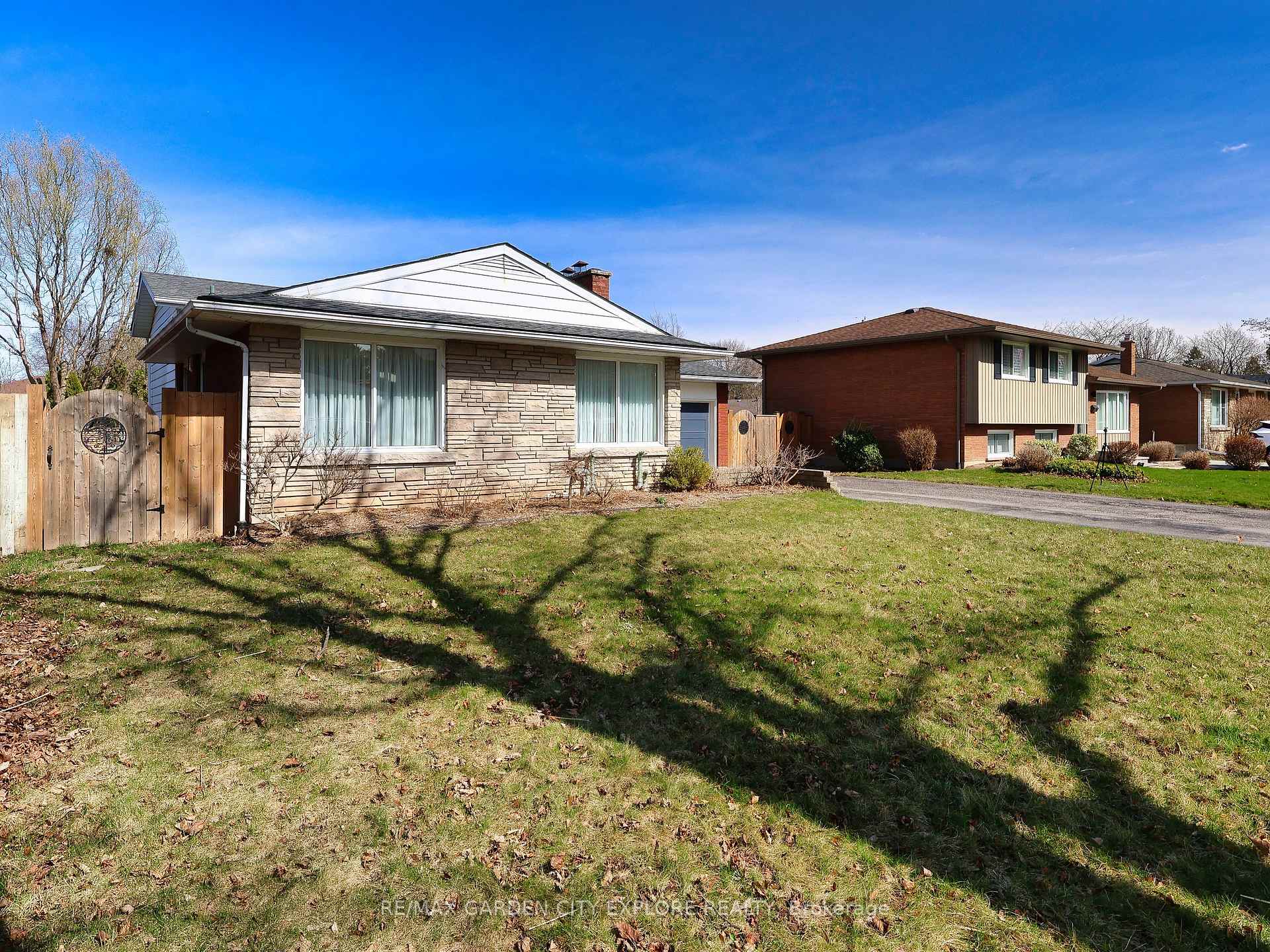 Photo 5 of 12 Frontenac Drive, St. Catharines, Vine/Linwell — HOMEH