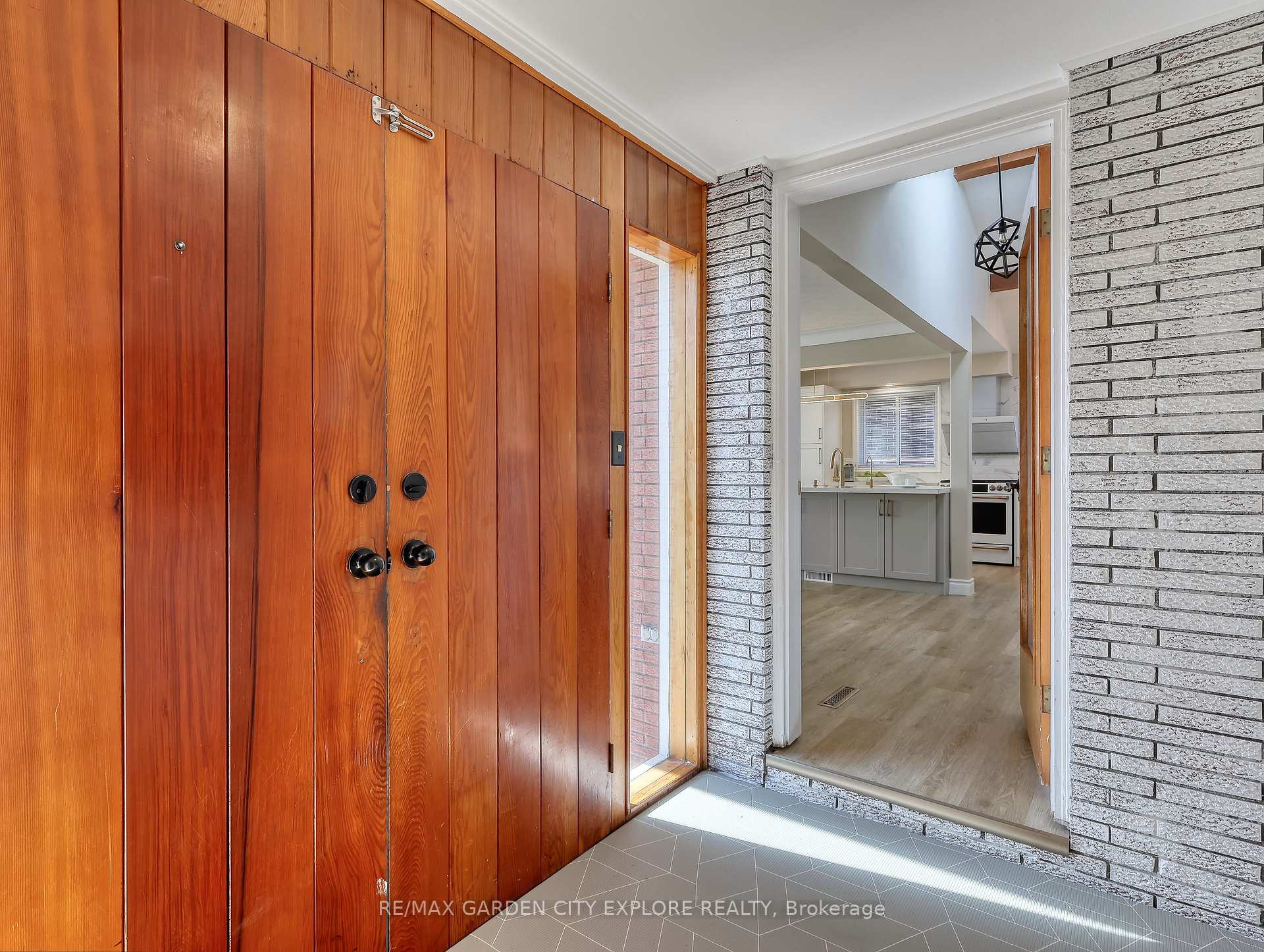 Photo 6 of 12 Frontenac Drive, St. Catharines, Vine/Linwell — HOMEH