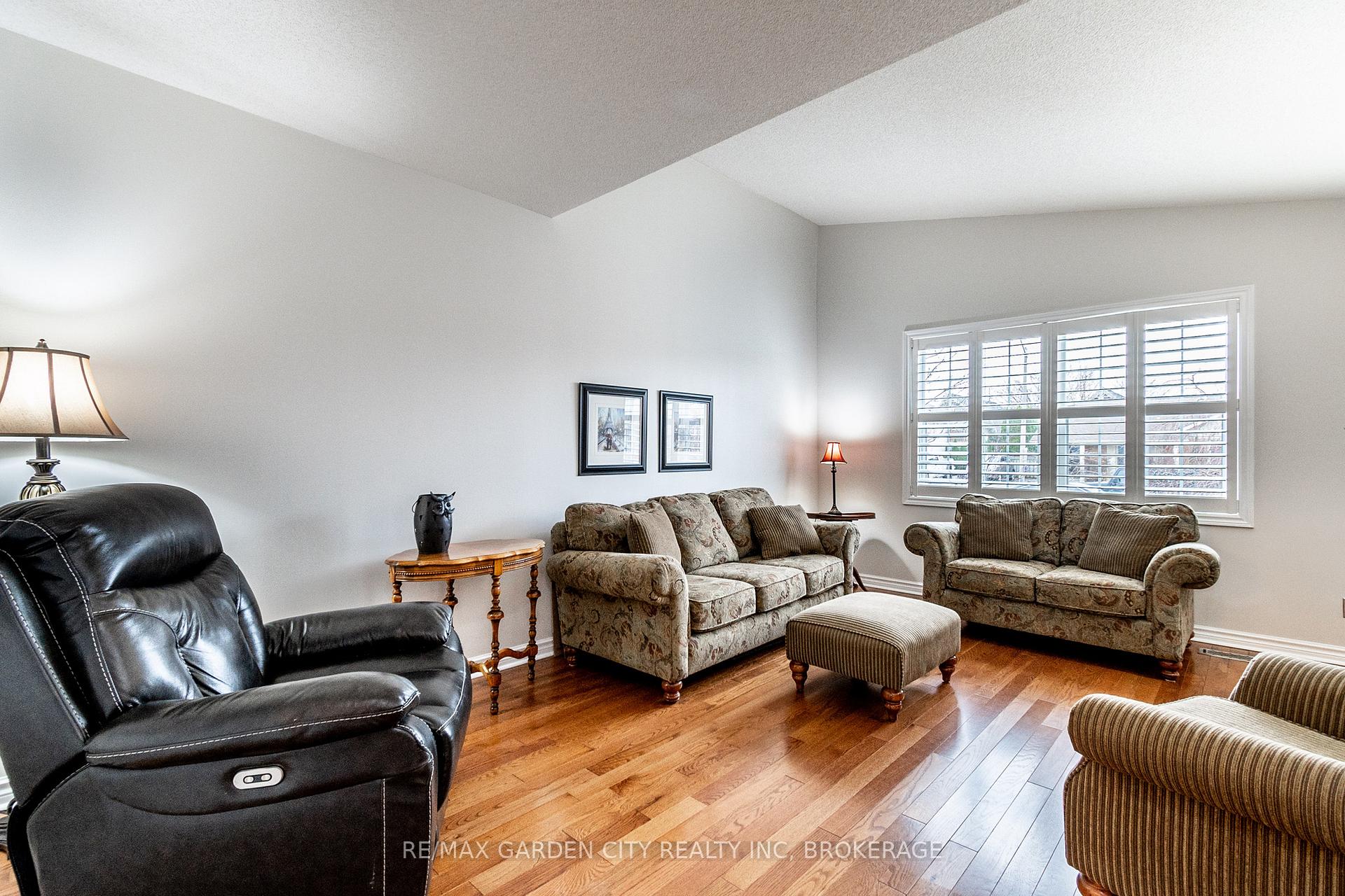 Photo 2 of 7 Fox Trail Drive, St. Catharines, Rykert/Vansickle — HOMEH