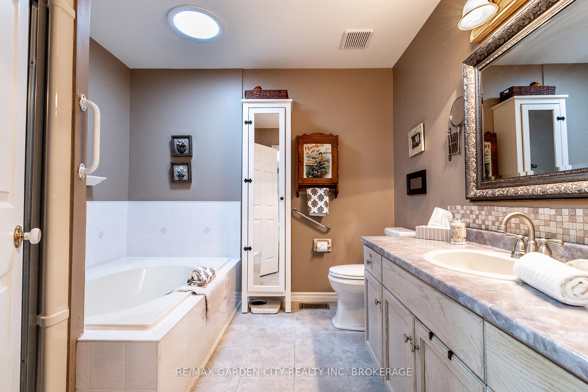 Photo 16 of 7 Fox Trail Drive, St. Catharines, Rykert/Vansickle — HOMEH