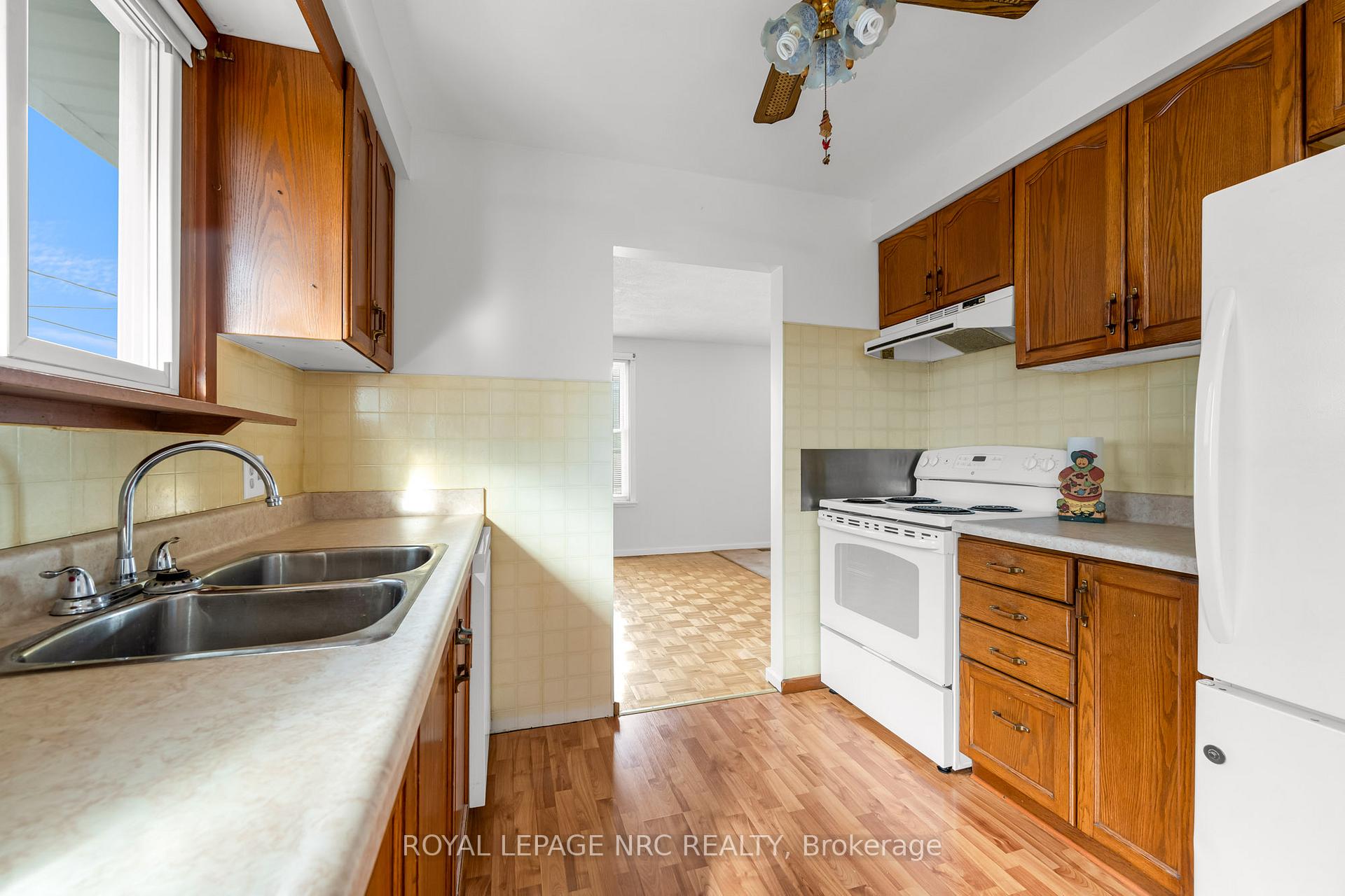 Photo 3 of 52 St George Street, St. Catharines, Facer — HOMEH