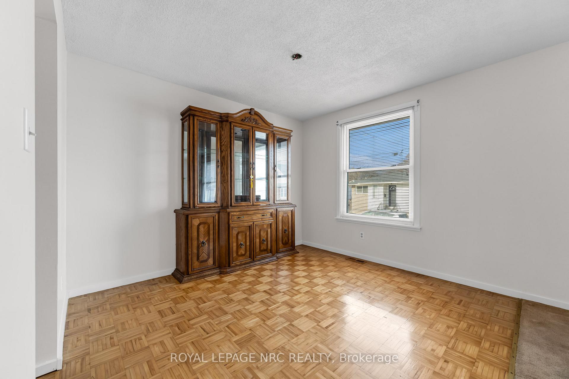 Photo 9 of 52 St George Street, St. Catharines, Facer — HOMEH