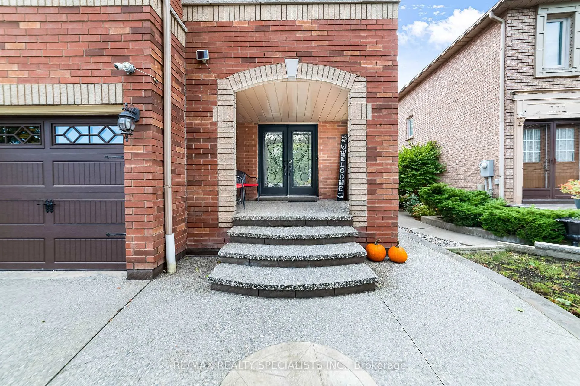 Photo 2 of 220 Cresthaven Road, Brampton, Snelgrove — HOMEH