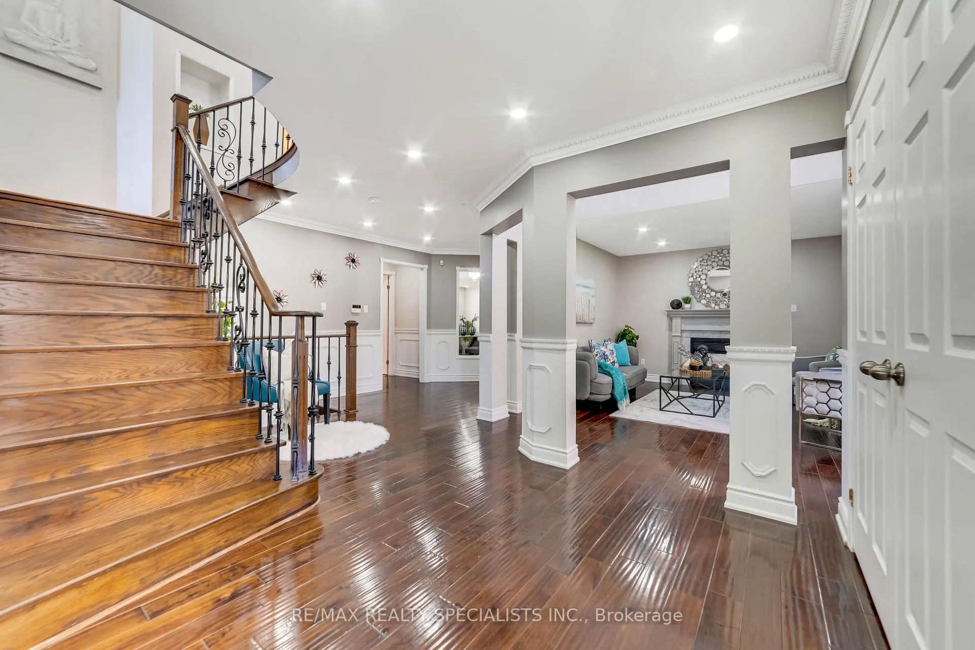 Photo 3 of 220 Cresthaven Road, Brampton, Snelgrove — HOMEH