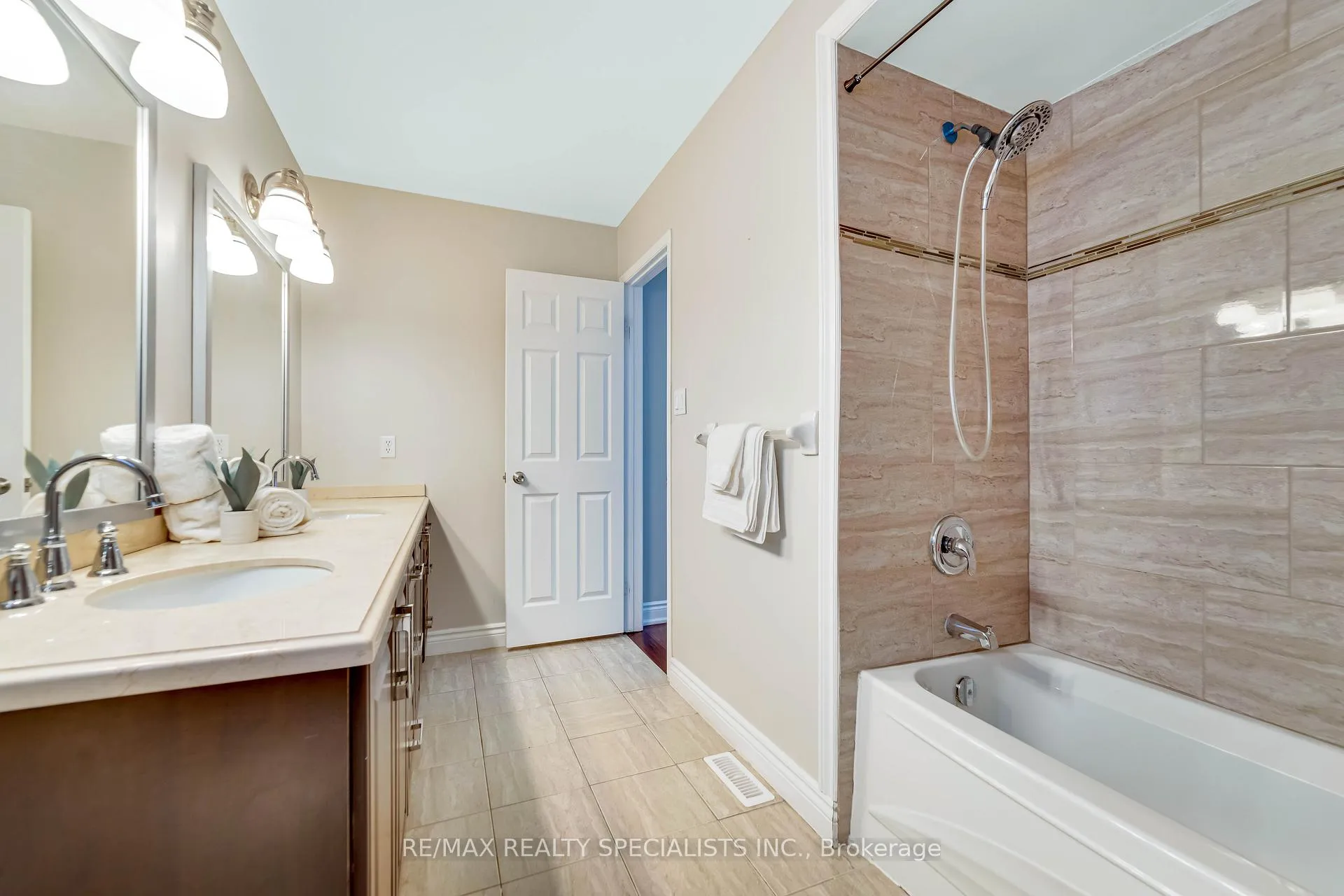 Photo 31 of 220 Cresthaven Road, Brampton, Snelgrove — HOMEH
