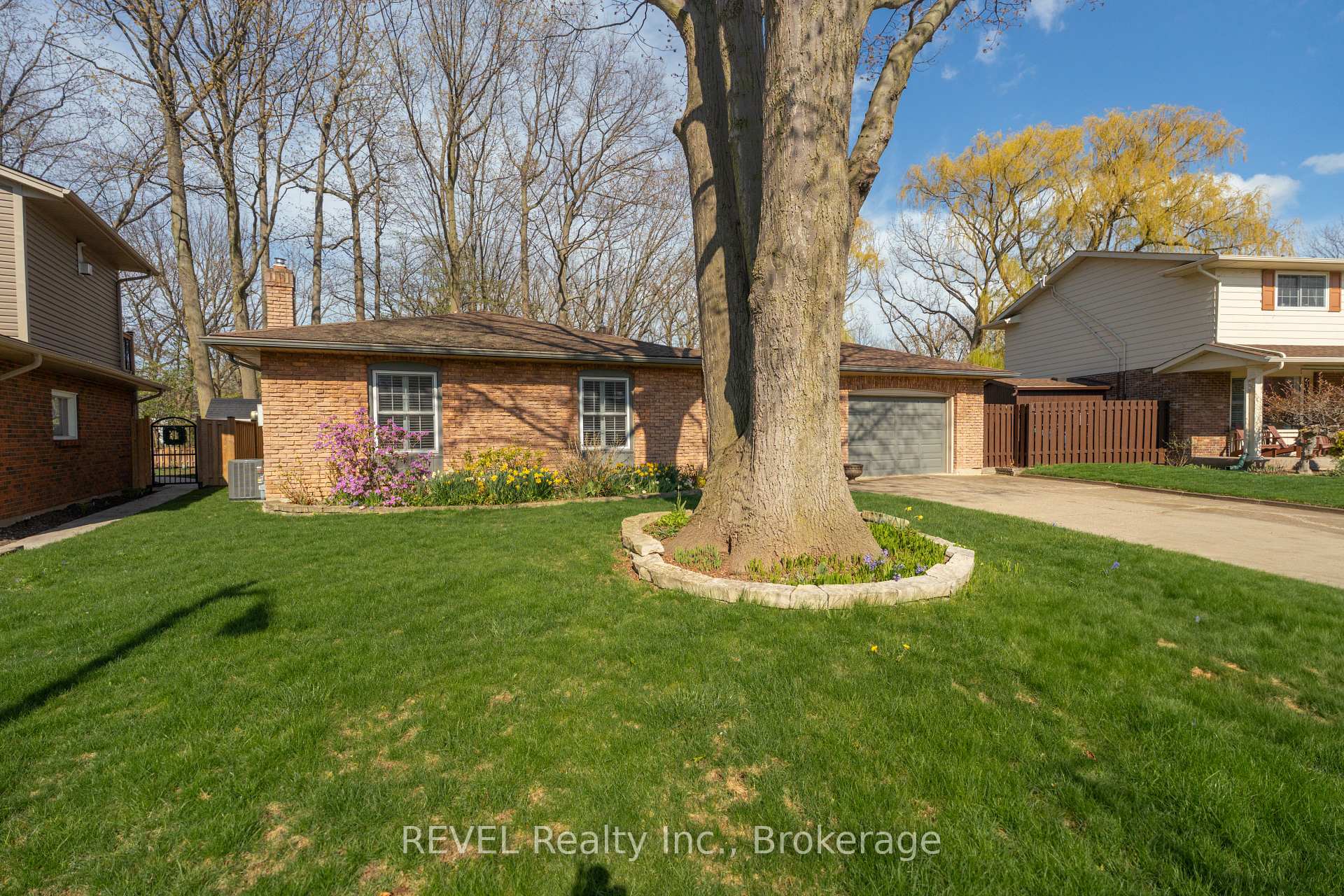 Photo 1 of 24 Butler Crescent N, St. Catharines, Lakeshore — HOMEH
