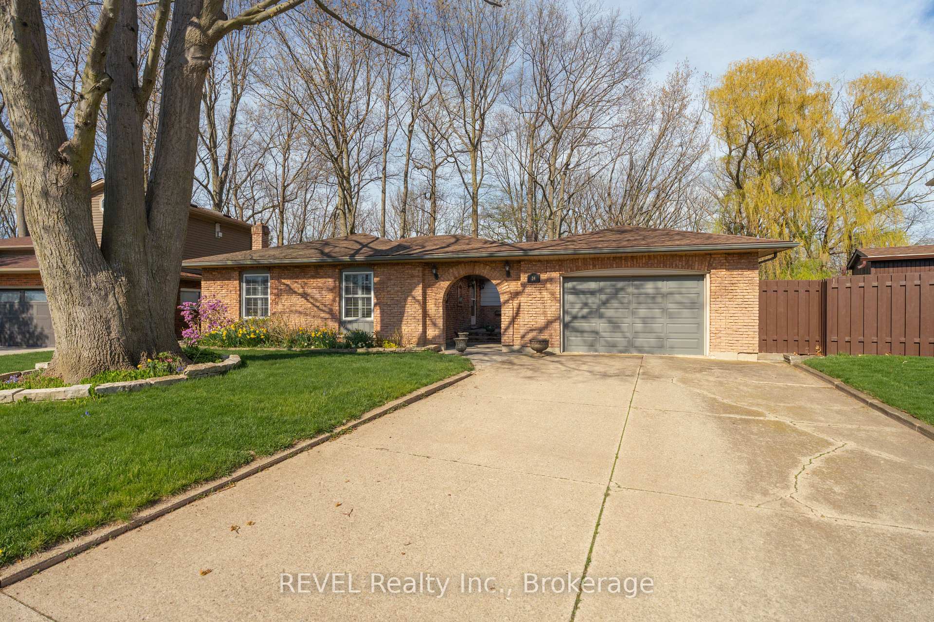 Photo 2 of 24 Butler Crescent N, St. Catharines, Lakeshore — HOMEH