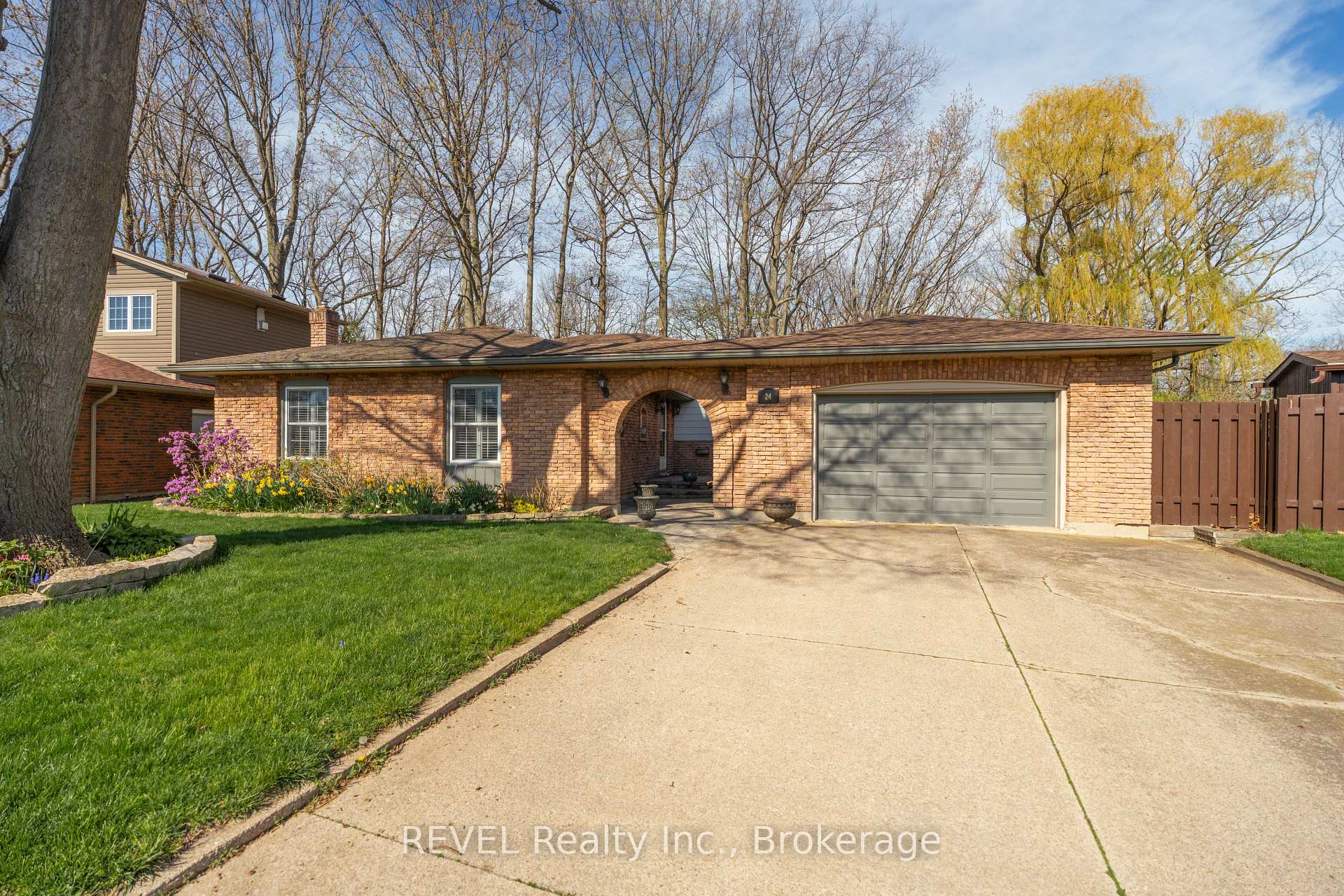 Photo 3 of 24 Butler Crescent N, St. Catharines, Lakeshore — HOMEH