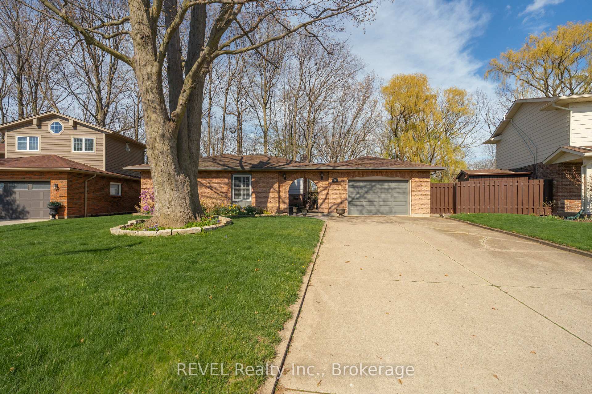 Photo 4 of 24 Butler Crescent N, St. Catharines, Lakeshore — HOMEH
