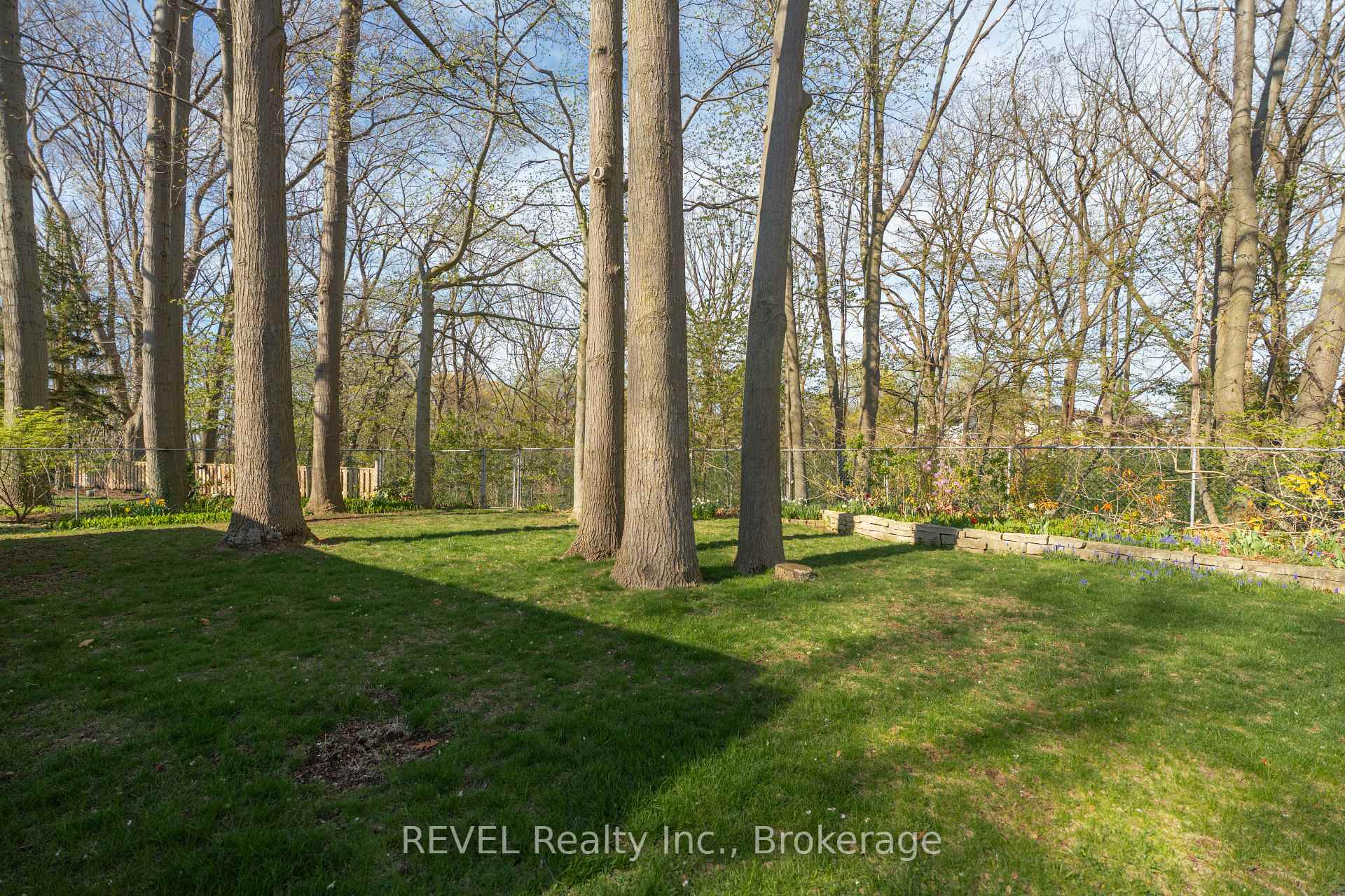 Photo 5 of 24 Butler Crescent N, St. Catharines, Lakeshore — HOMEH
