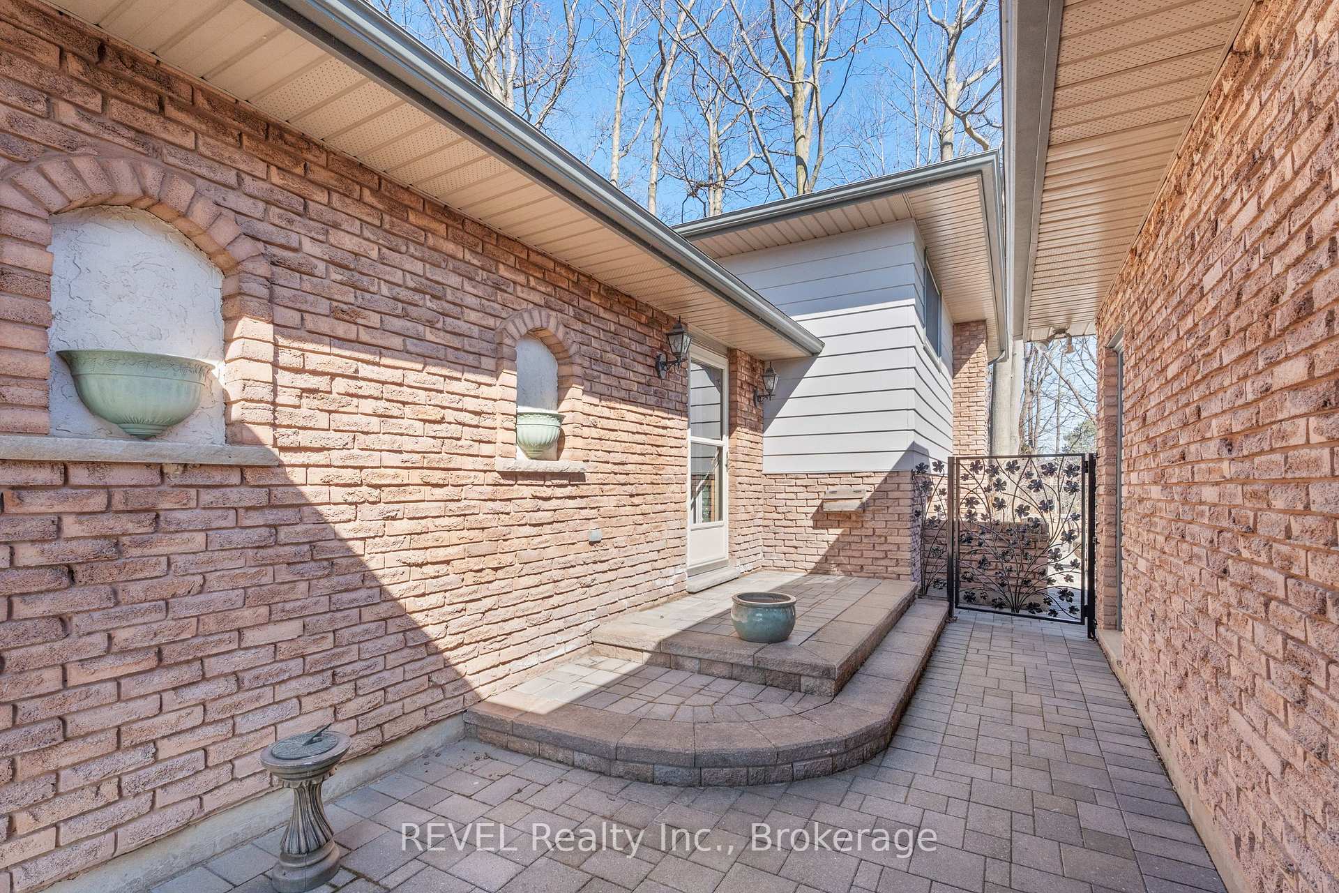 Photo 6 of 24 Butler Crescent N, St. Catharines, Lakeshore — HOMEH