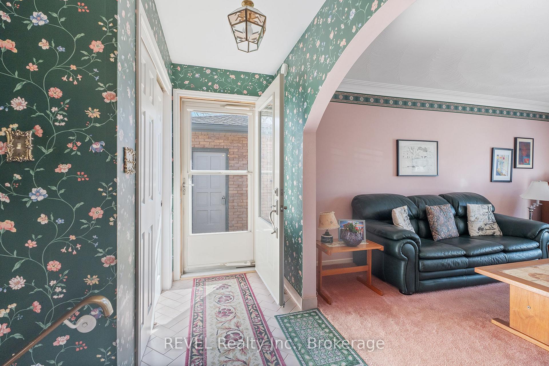 Photo 11 of 24 Butler Crescent N, St. Catharines, Lakeshore — HOMEH