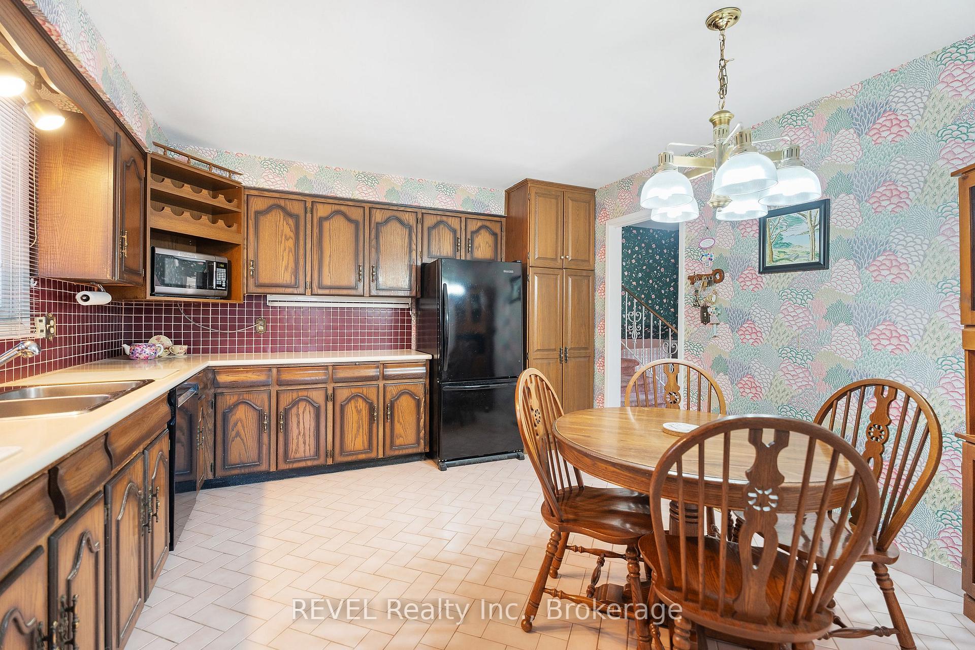 Photo 17 of 24 Butler Crescent N, St. Catharines, Lakeshore — HOMEH