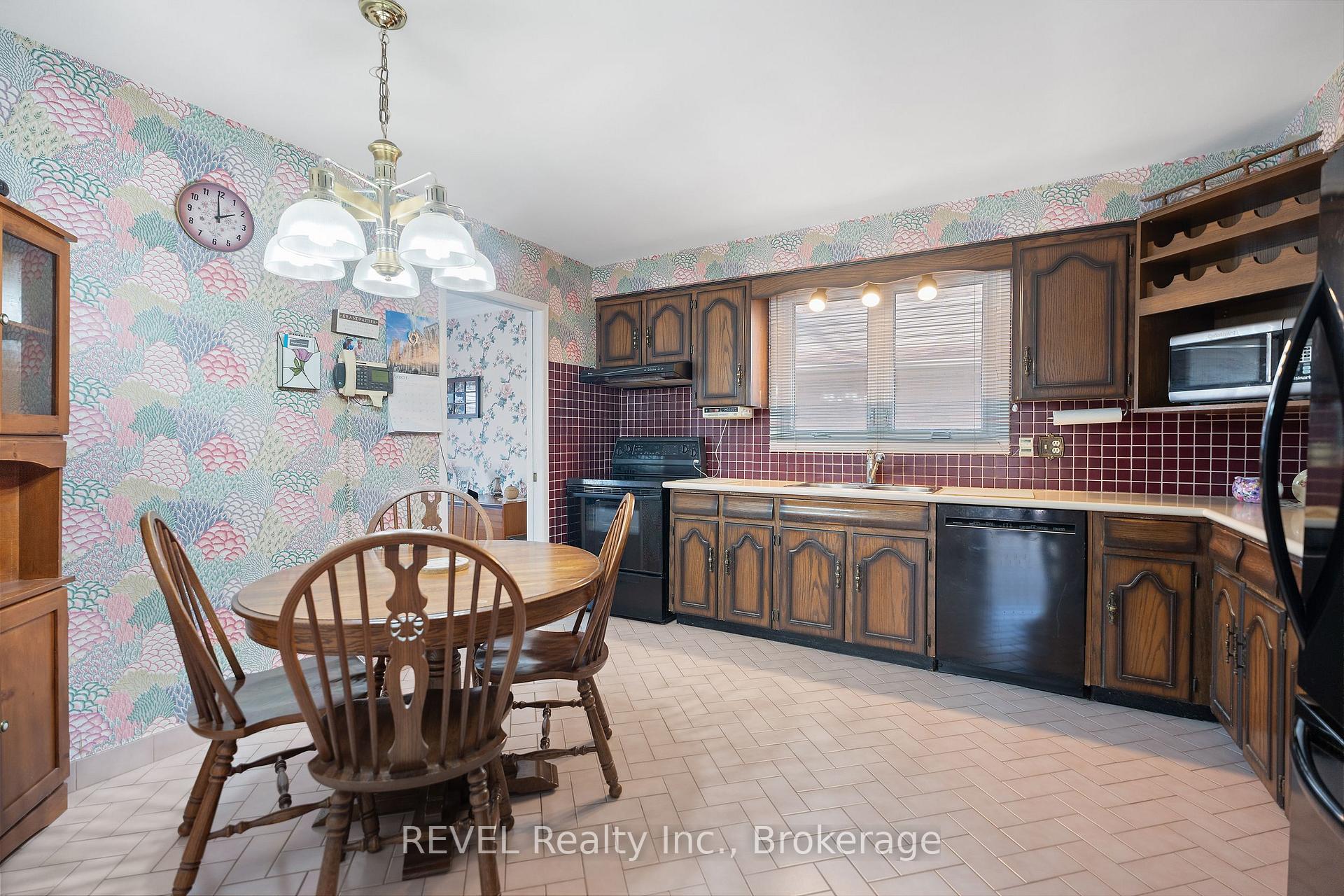 Photo 18 of 24 Butler Crescent N, St. Catharines, Lakeshore — HOMEH