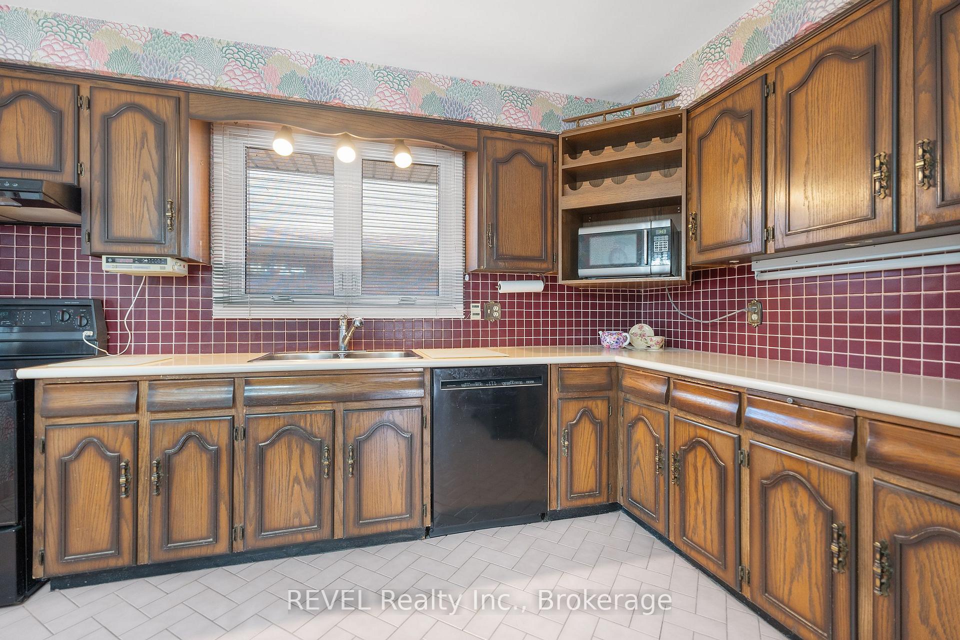 Photo 19 of 24 Butler Crescent N, St. Catharines, Lakeshore — HOMEH