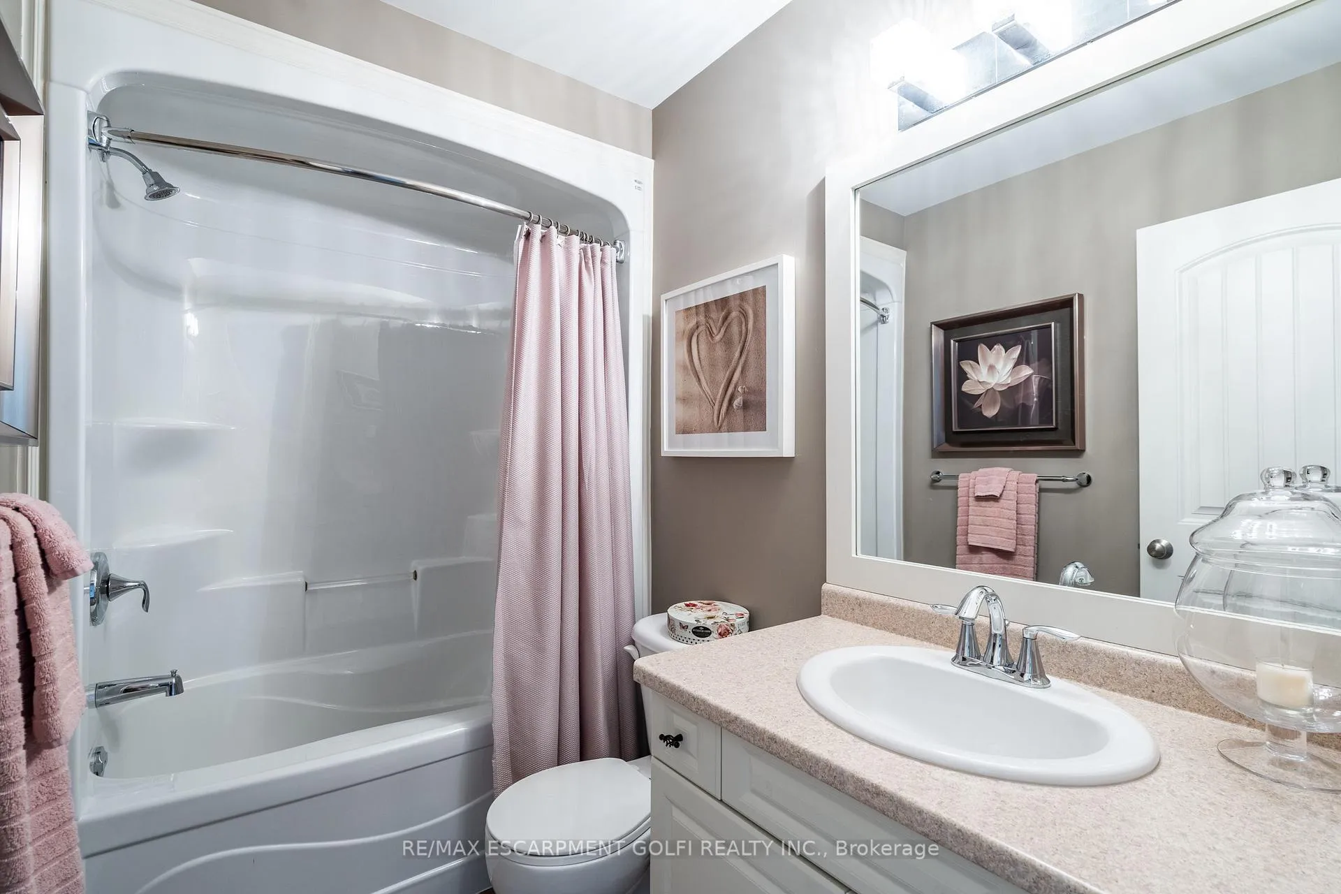 Photo 26 of 56 Videl Crescent N, St. Catharines, Grapeview — HOMEH