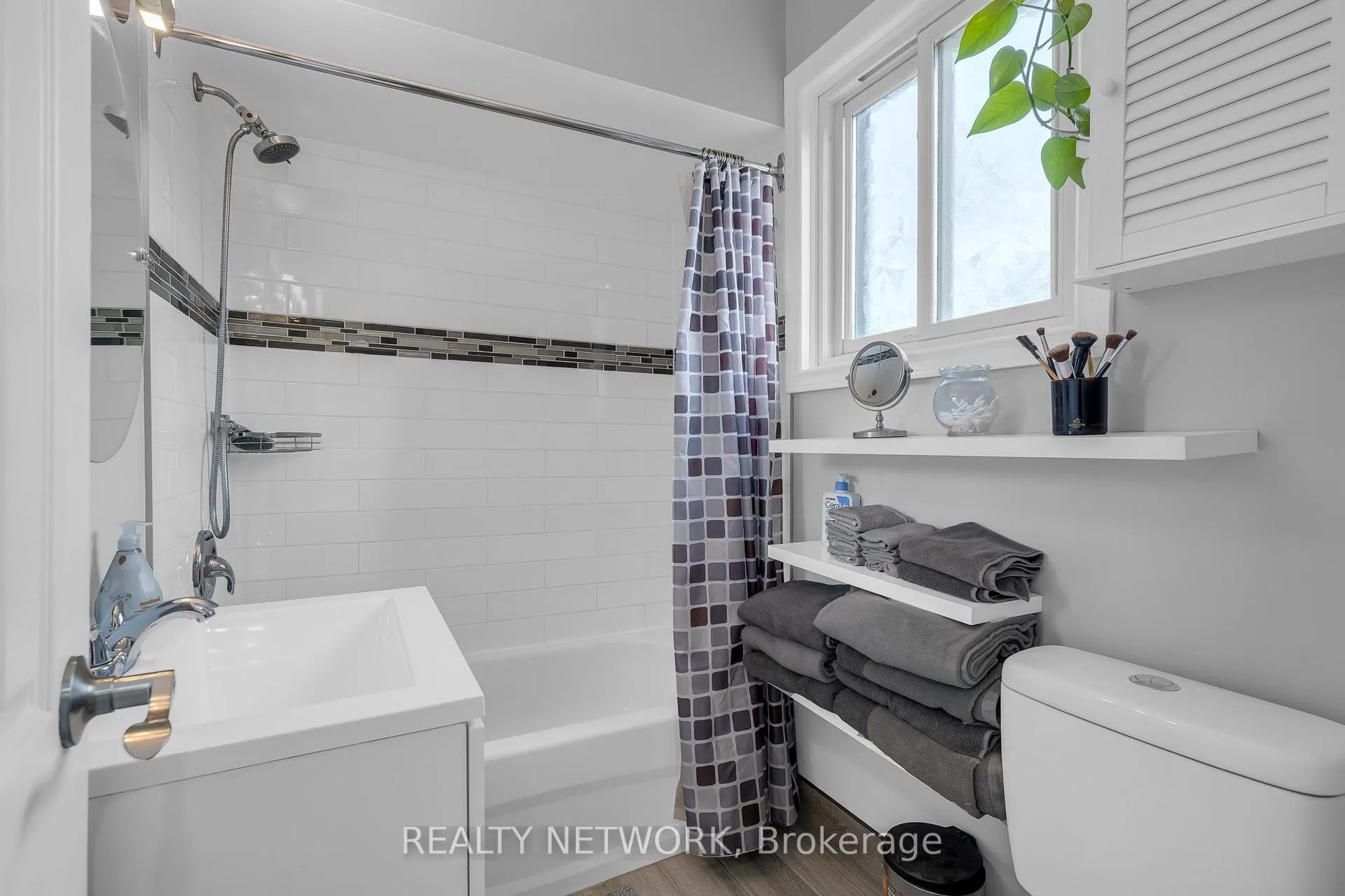 Photo 16 of 33 Rosedale Avenue, St. Catharines, Secord Woods — HOMEH
