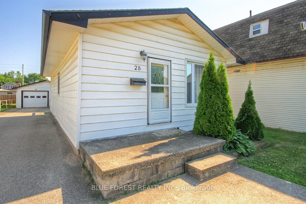 Photo 3 of 28 Mary Street E, St. Thomas — HOMEH