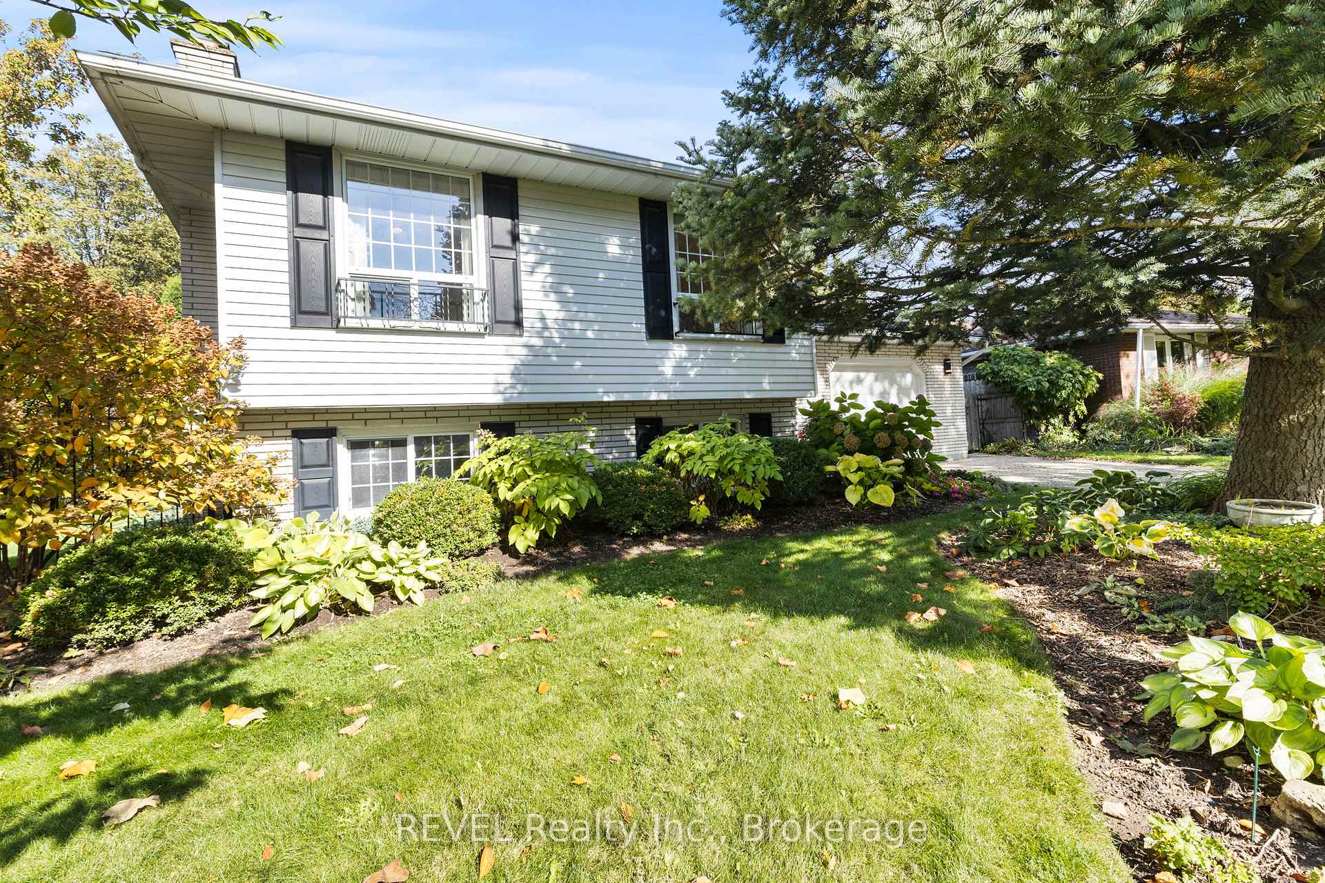 Photo 1 of 6 Lakebreeze Crescent, St. Catharines, Lakeshore — HOMEH