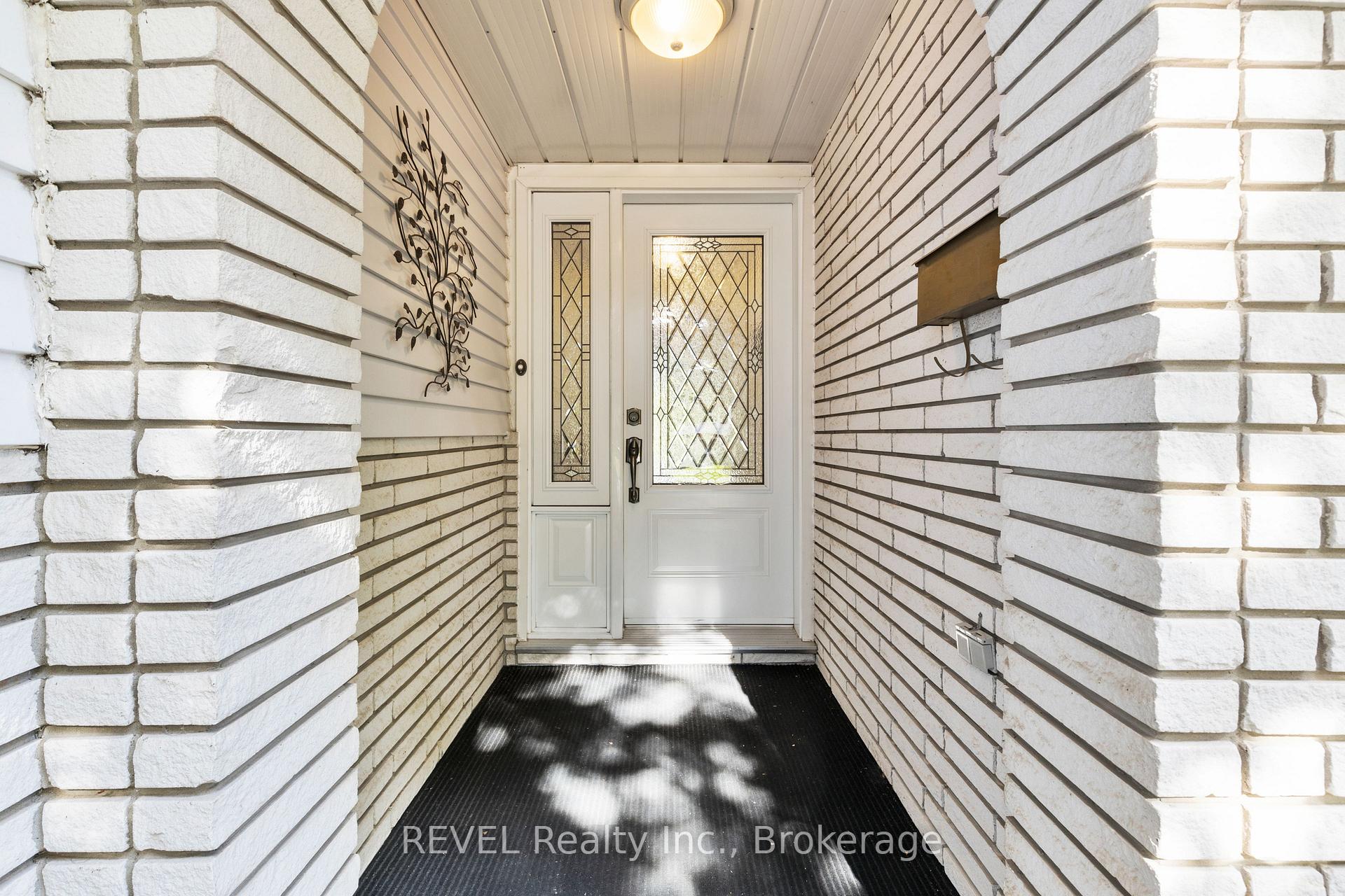 Photo 2 of 6 Lakebreeze Crescent, St. Catharines, Lakeshore — HOMEH