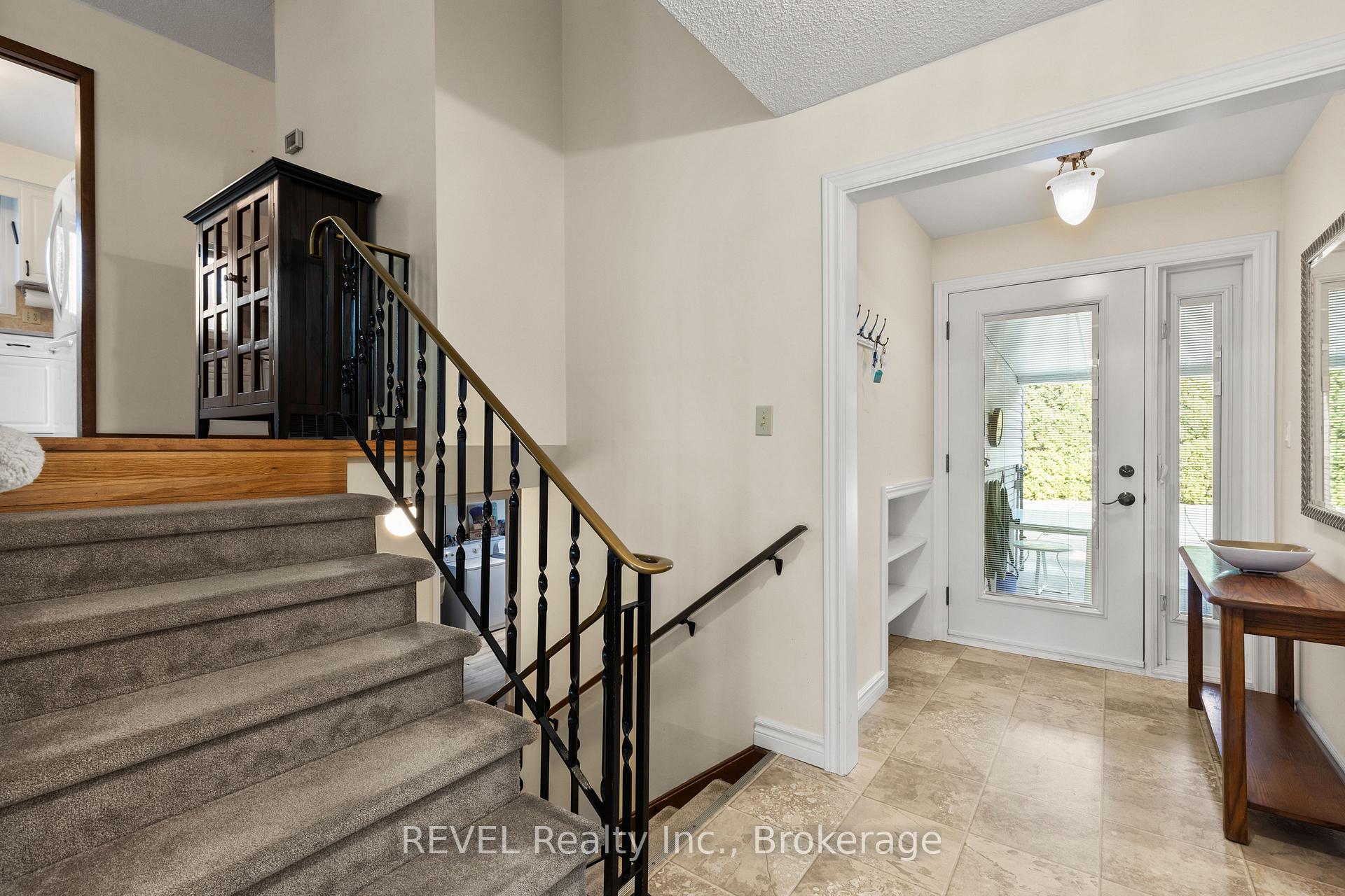 Photo 3 of 6 Lakebreeze Crescent, St. Catharines, Lakeshore — HOMEH